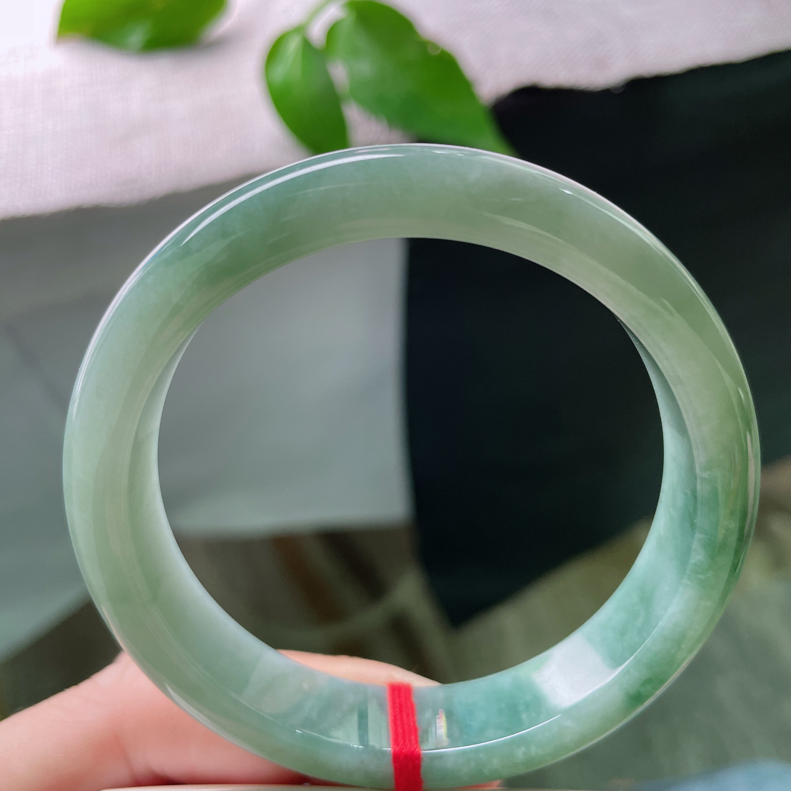 57/12.4/8.9，浅油绿底正圈，水头好，种老，青绿如诗，温润如玉。无纹裂