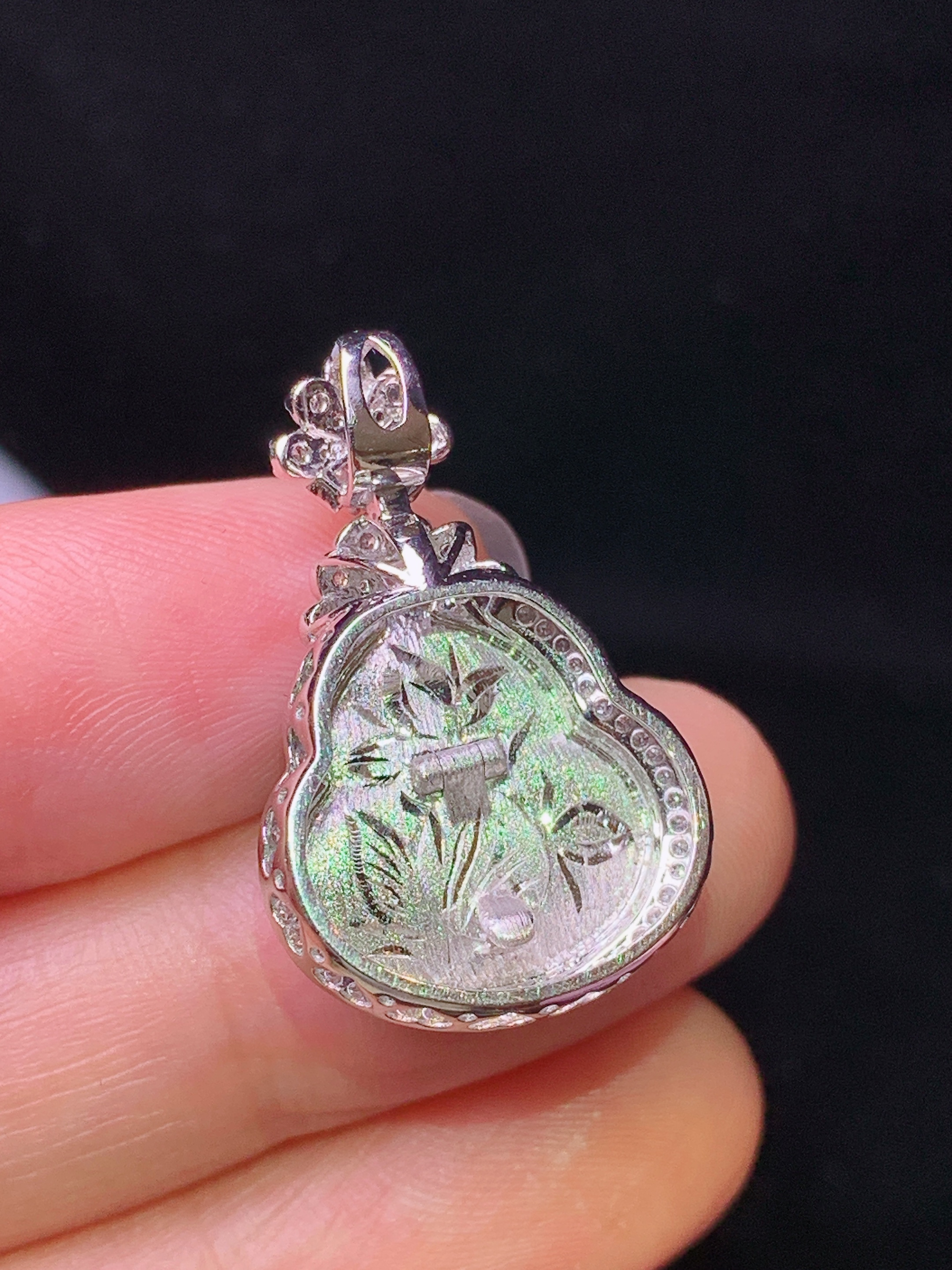 18k金钻镶嵌翠绿葫芦吊坠 玉质细腻 色泽艳丽清新 水润亮眼 整体尺寸26.3*16.6*9.8f1