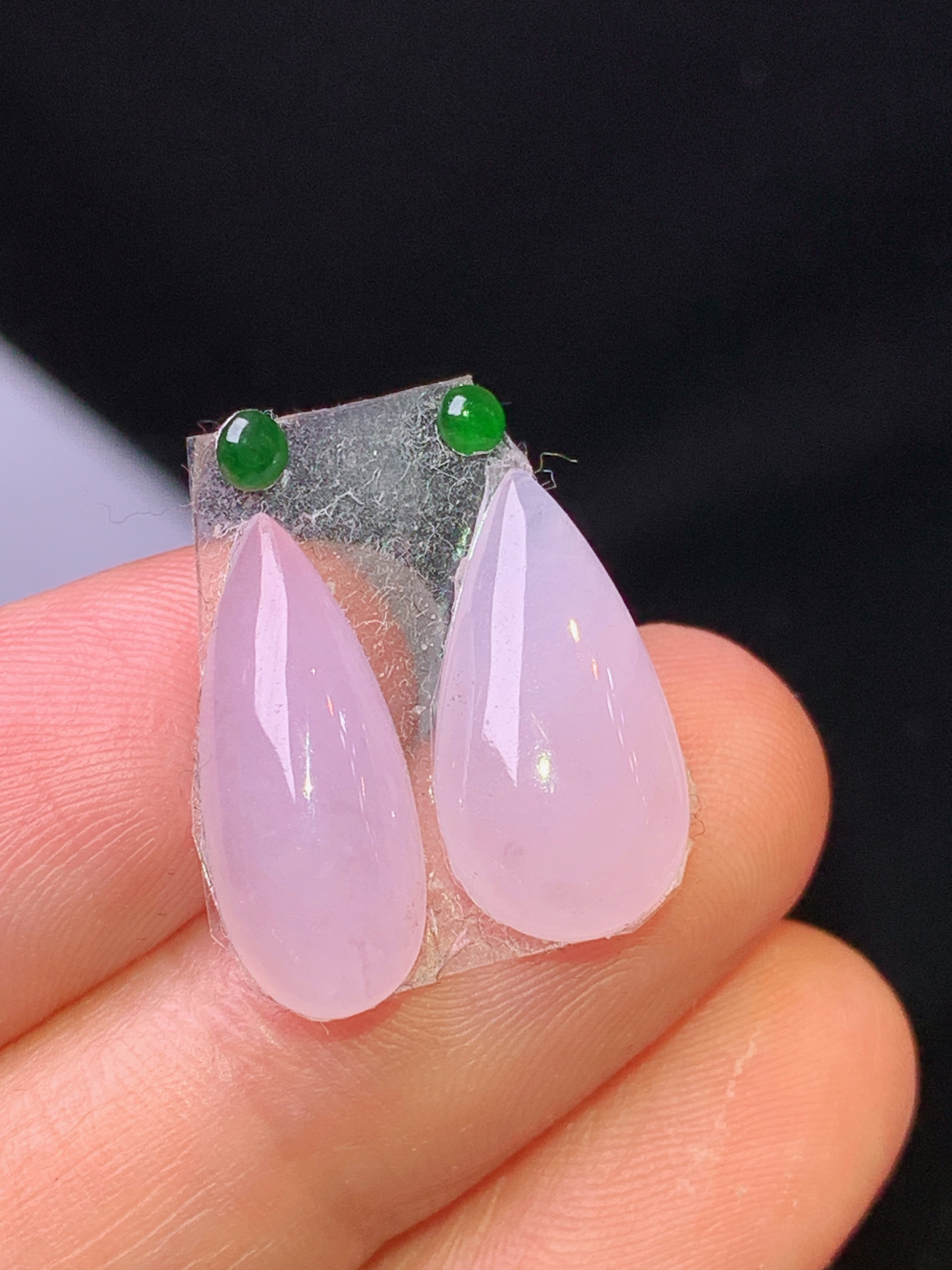 淡紫罗兰水滴一对 玉质细腻 色泽艳丽清新 水润亮眼 整体尺寸16.3*8.5*4.2j3