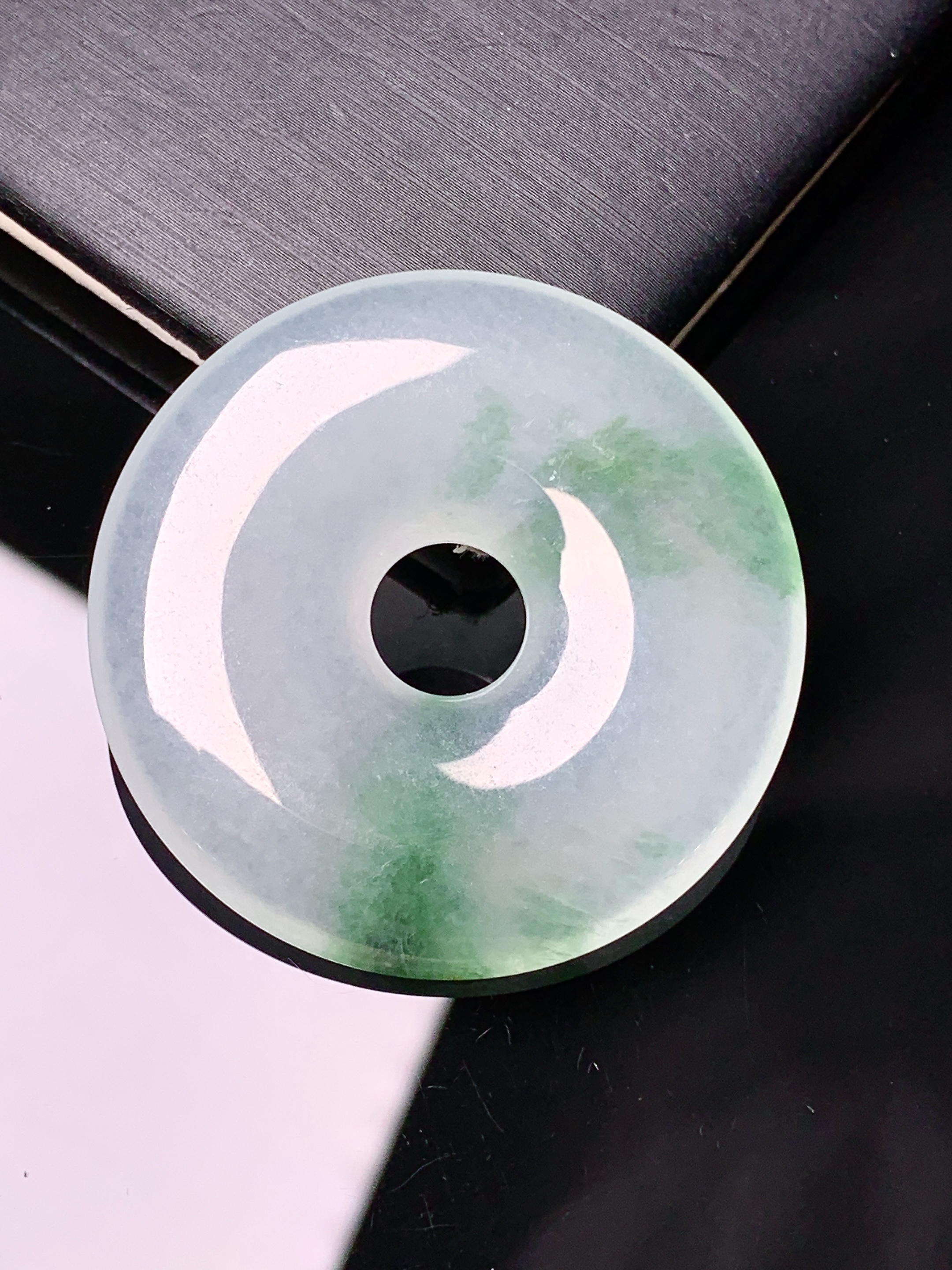 冰种飘绿平安扣环吊坠 玉质细腻 色泽艳丽清新 水润亮眼 整体尺寸37.2*5.2j 3