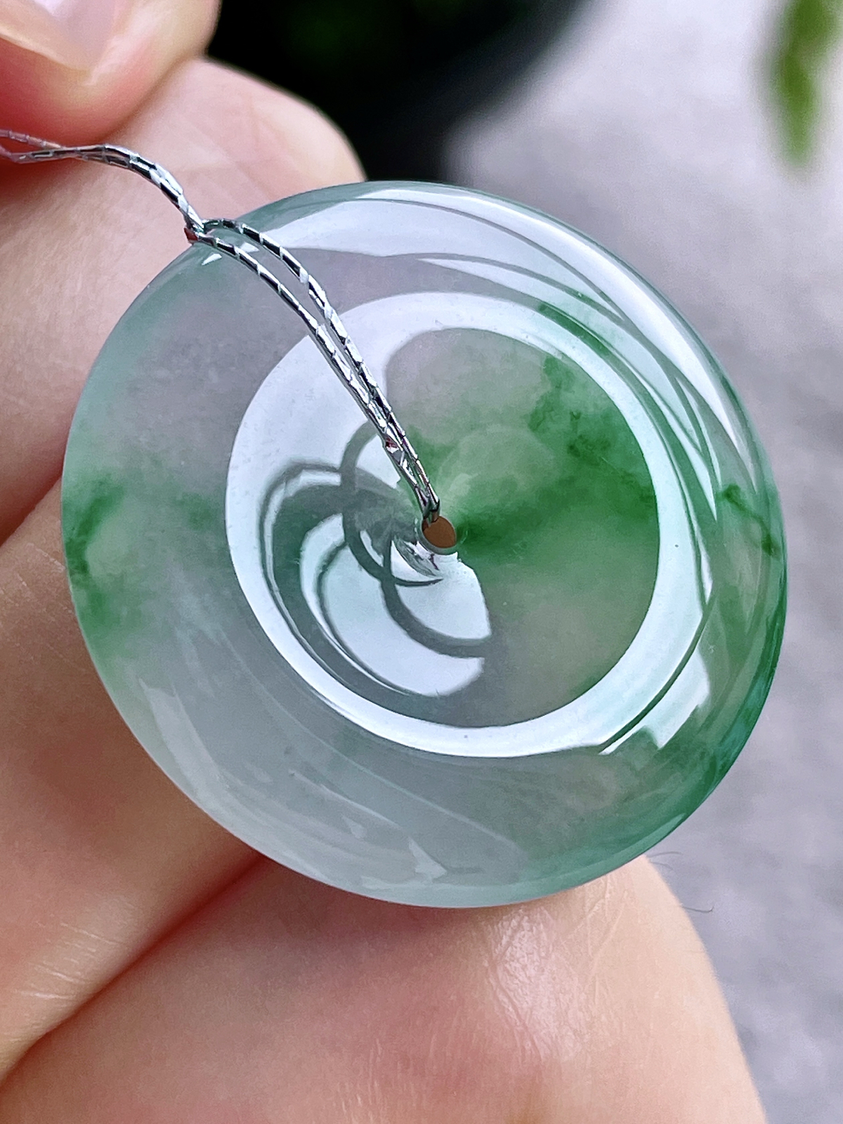 【裸石】冰飘绿花平安扣吊坠
【说明】缅料 性价比高 飘花
【尺寸】28.6-5.9