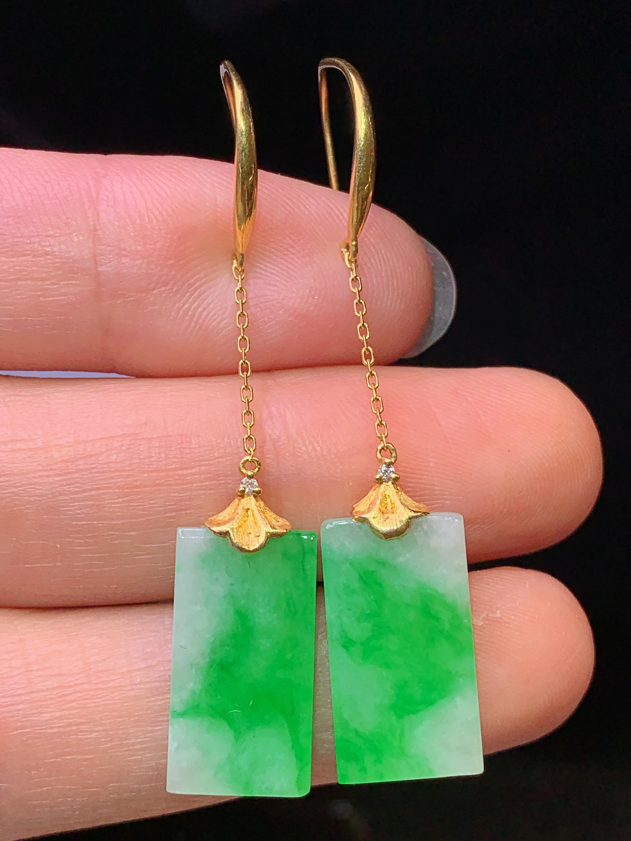 18k金镶嵌翠绿无事牌耳坠 玉质细腻 色泽艳丽清新 水润亮眼 整体尺寸48.2*9.2*2.8yz