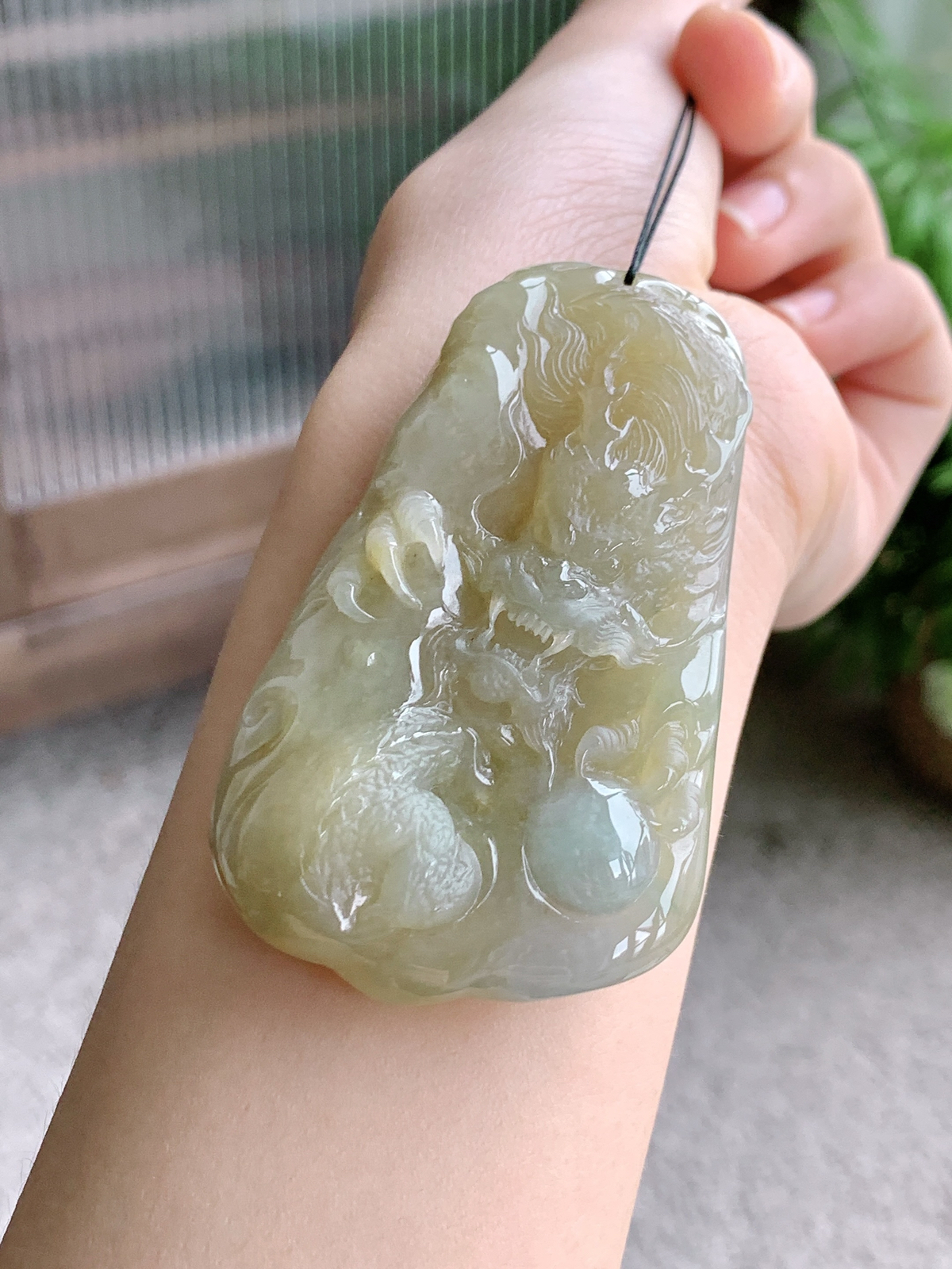 【裸石】冰黄翡龙牌大龙牌吊坠
【说明】缅料 性价比高  
【尺寸】65.5-40-12