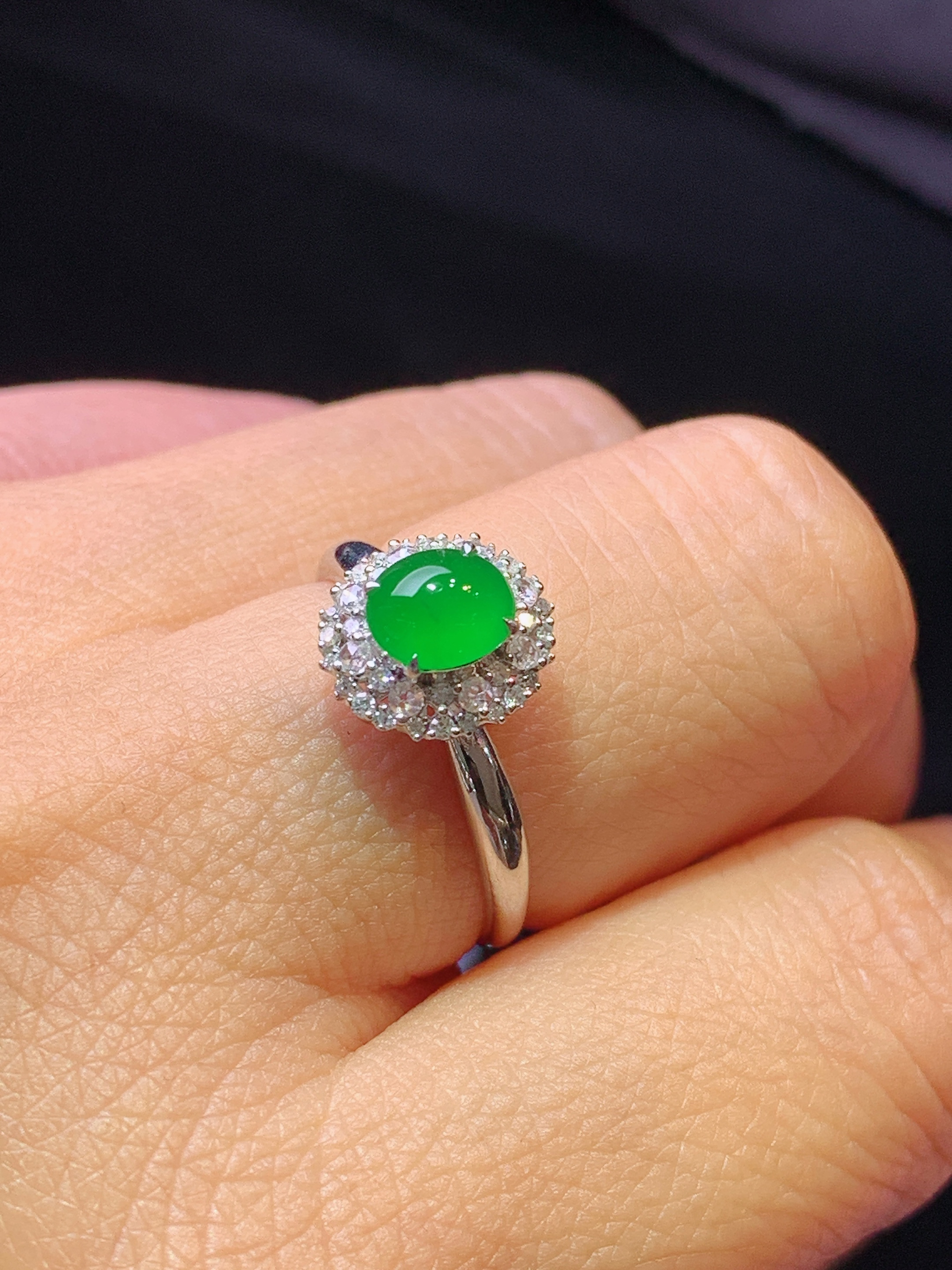 18k金钻镶嵌满绿蛋面戒指 玉质细腻 色泽艳丽清新 水润亮眼 圈口14 整体尺寸10*9.2*8z2