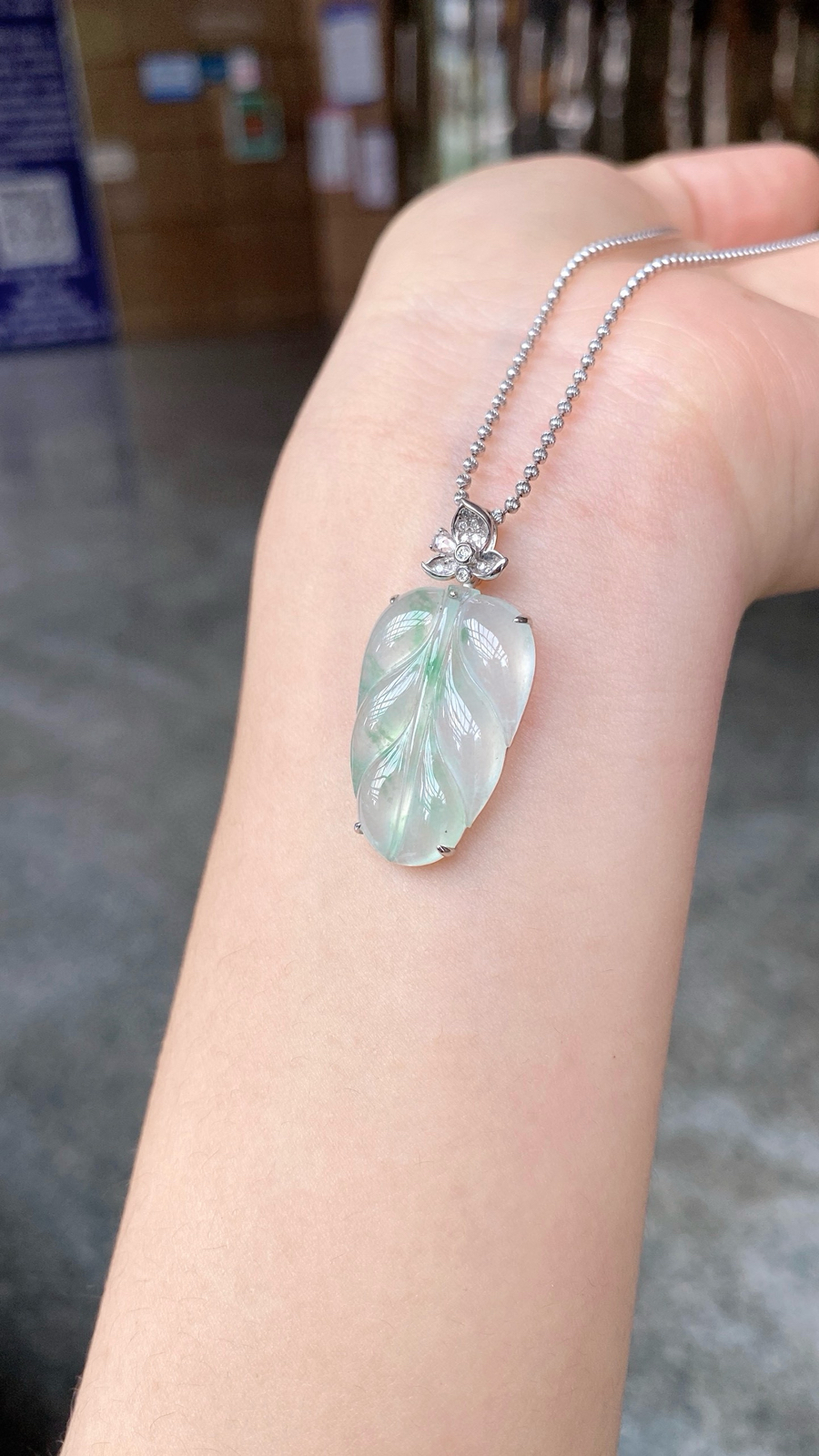 自然光‮· ‬‎ 冰胶飘绿花树‮吊叶‬‎坠

18K · 整：33‮6.‬‎*16.7*5.‮m4‬