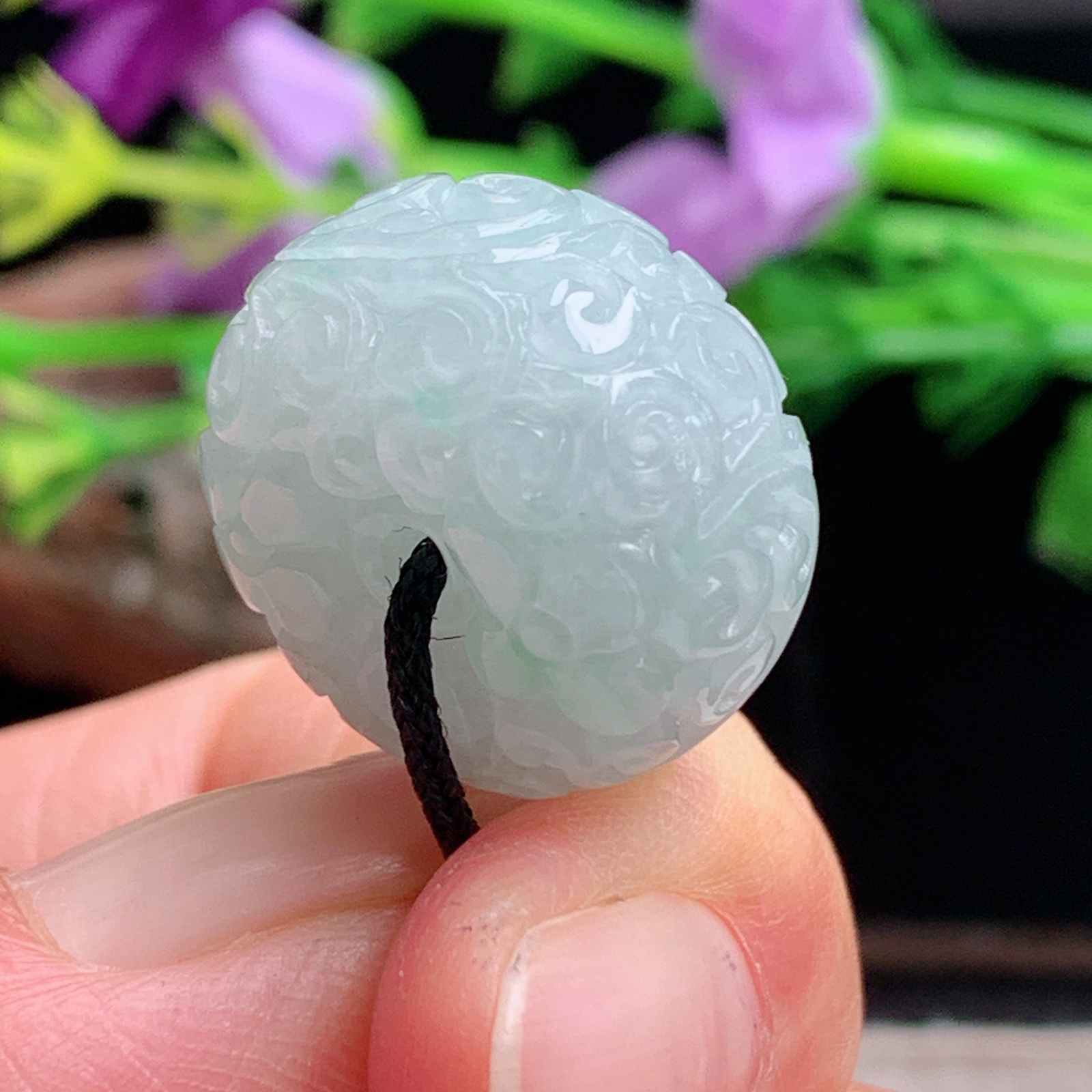 py实拍20*11.8缅甸翡翠冰润飘绿面包扣 玉扣玉吊坠 玉挂件