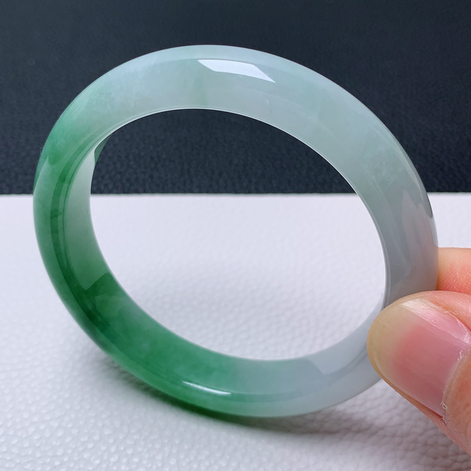 天然翡翠圈口55-56老坑冰透飘阳绿手镯 玉质细腻 种水好 尺寸:55.3-11.8-8mm   M22