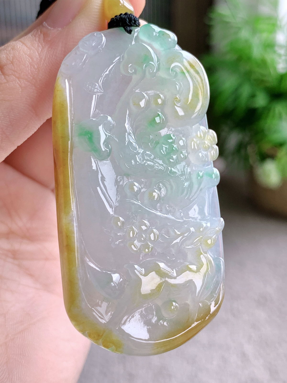 【裸石】冰黄加绿鹿牌一路繁花吊坠
【说明】缅料 性价比高  
【尺寸】63-32.4-7