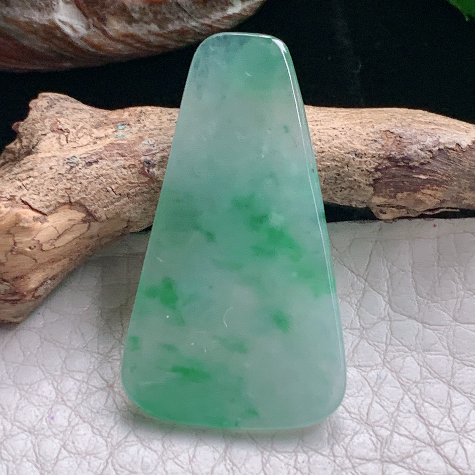 ajj实拍38.7*21.6*4.5缅甸翡翠冰绿莲年有余玉吊坠 玉挂件