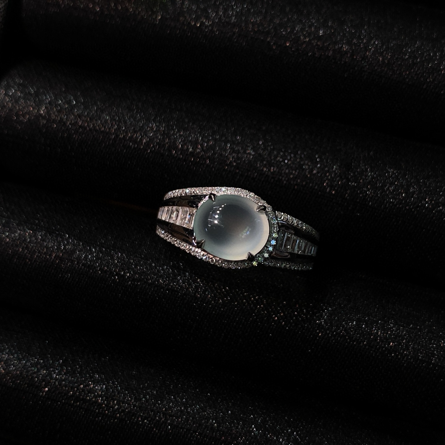 高冰蛋面戒指 
冰纯饱满，温润起光，纯净无暇
18k金镶嵌，佩戴优雅精致
尺寸如图一  实物更美～