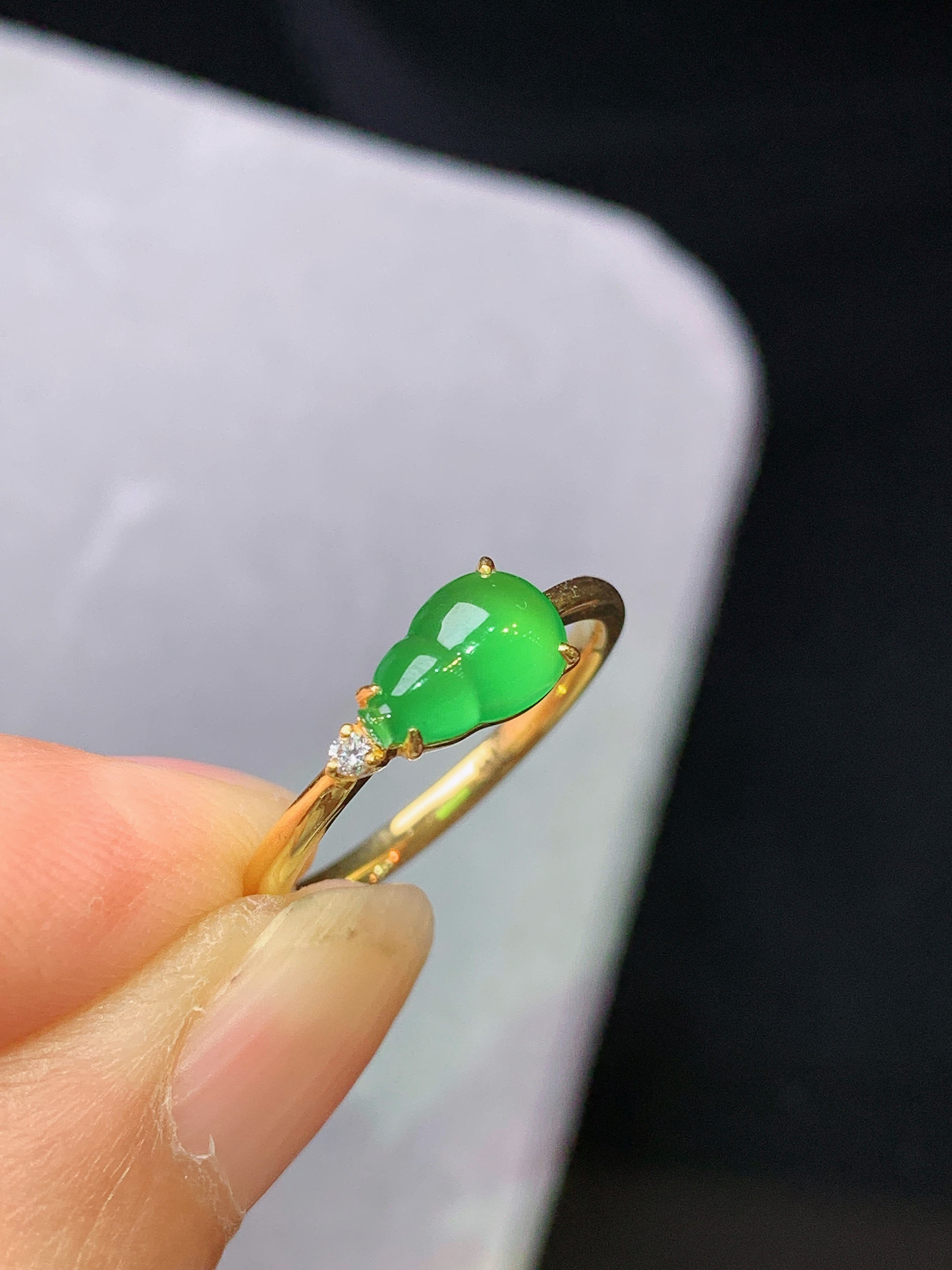 18k金钻镶嵌翠绿葫芦戒指 玉质细腻 色泽艳丽清新 水润亮眼 圈口10.5 裸石尺寸8.2*5.2*