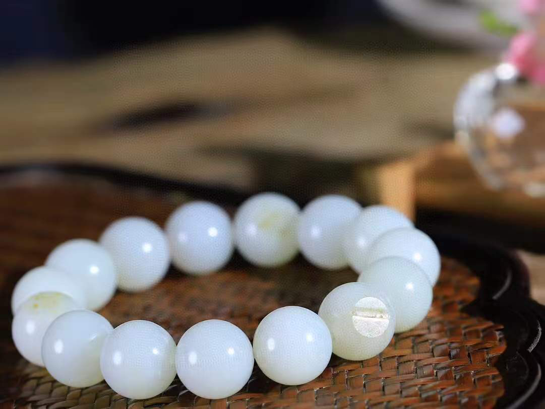 【珠圆玉润.手串】

精品和田玉白玉珠圆玉润手串 玉质温润细腻  整串打磨圆润，佩戴舒适。珠珠落玉盘，间关莺语花底滑，一生美好时光，无论身在何处，都有它相伴相守。事事顺遂，幸福美满，吉祥如意。重63克 尺寸取一14mm  79352978A