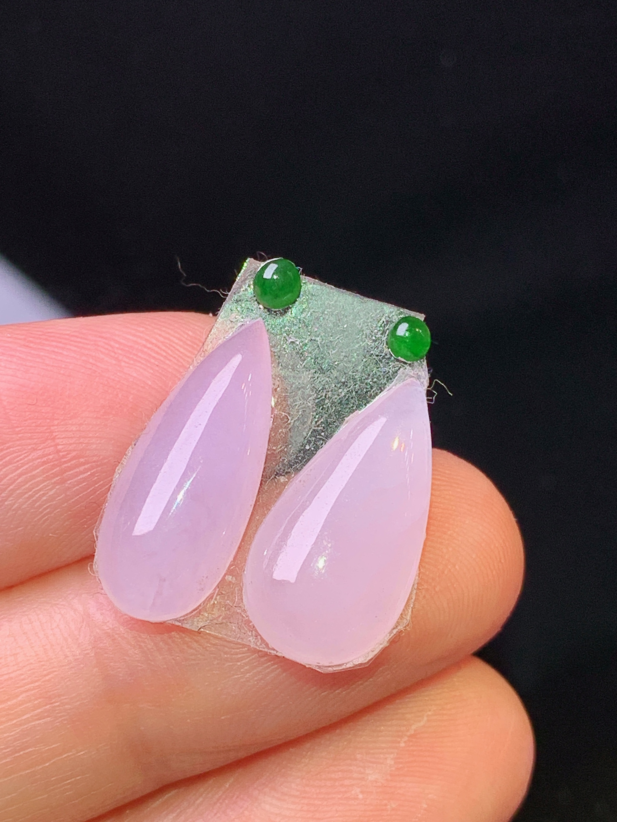 淡紫罗兰水滴一对 玉质细腻 色泽艳丽清新 水润亮眼 整体尺寸16.3*8.5*4.2j3