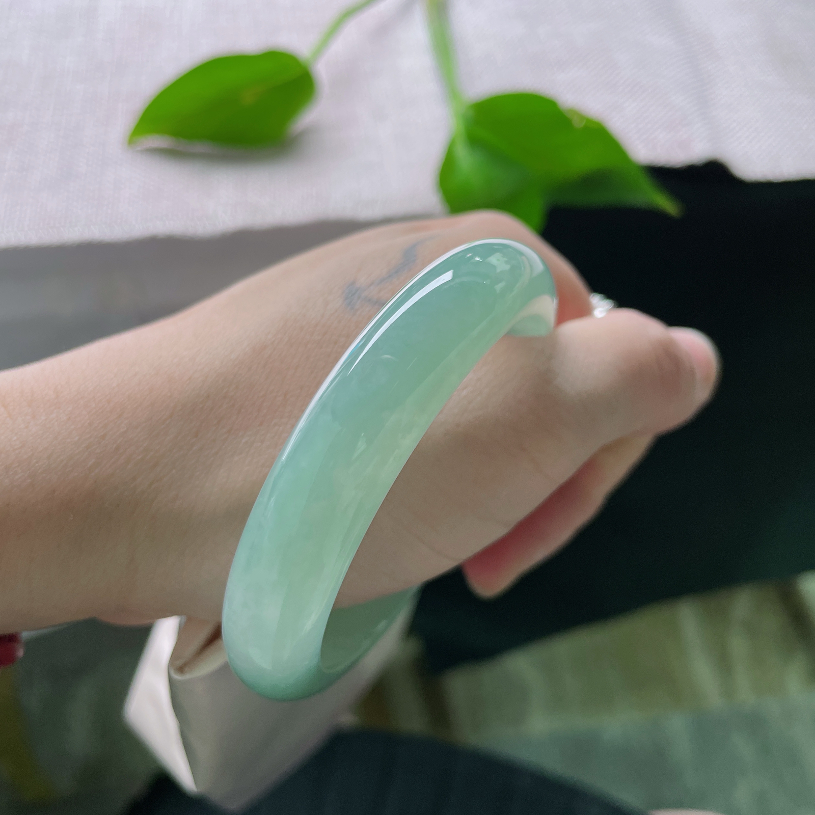 53.9/12/7.5，葡萄肉正圈，水润清甜，细腻气胶，上手超显白，无纹裂