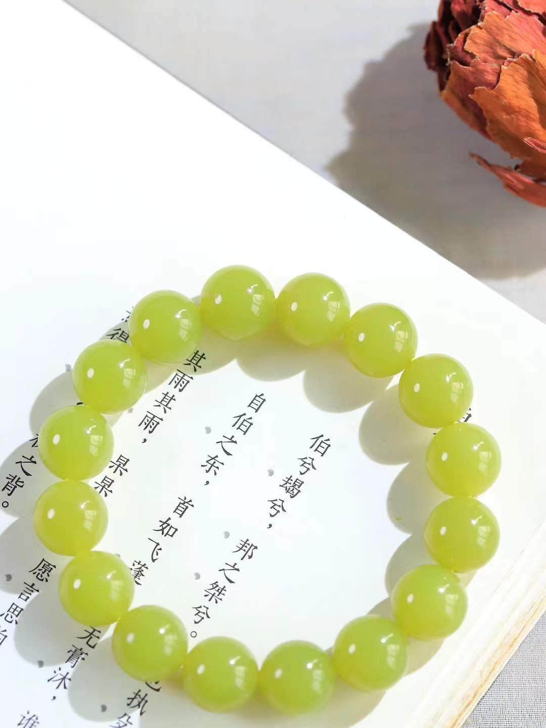 【珠圆玉润.手串】

精品️和田玉黄口珠圆玉润手串 玉质温润细腻  整串打磨圆润，佩戴舒适。珠珠落玉盘，间关莺语花底滑，一生美好时光，无论身在何处，都有它相伴相守。事事顺遂，幸福美满，吉祥如意。重42.5克 尺寸取一11.9mm  FDA-22361833