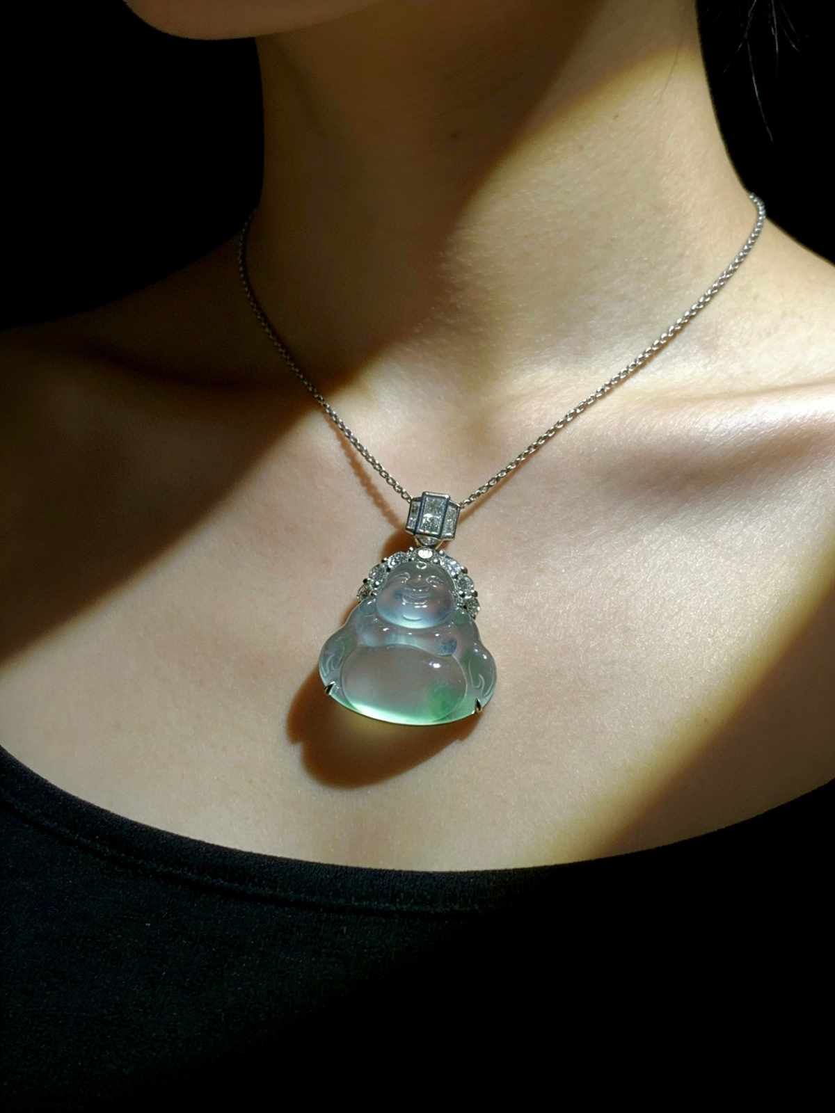 【大肚能容·笑口常开·弥勒佛】，
裸石约17-15.5-4.2mm，
整体23.8-17-6.6mm
18K金，南非钻