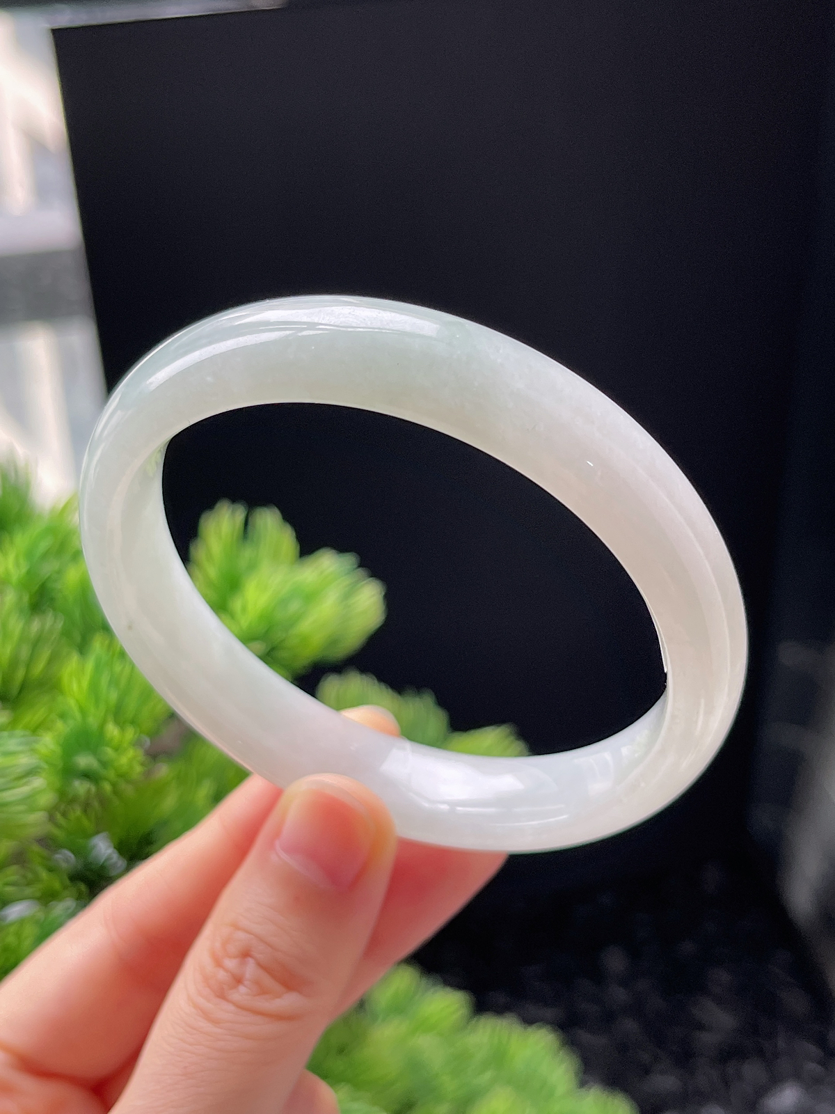 正圈58.4圈口，翡翠糯化种淡绿色手镯