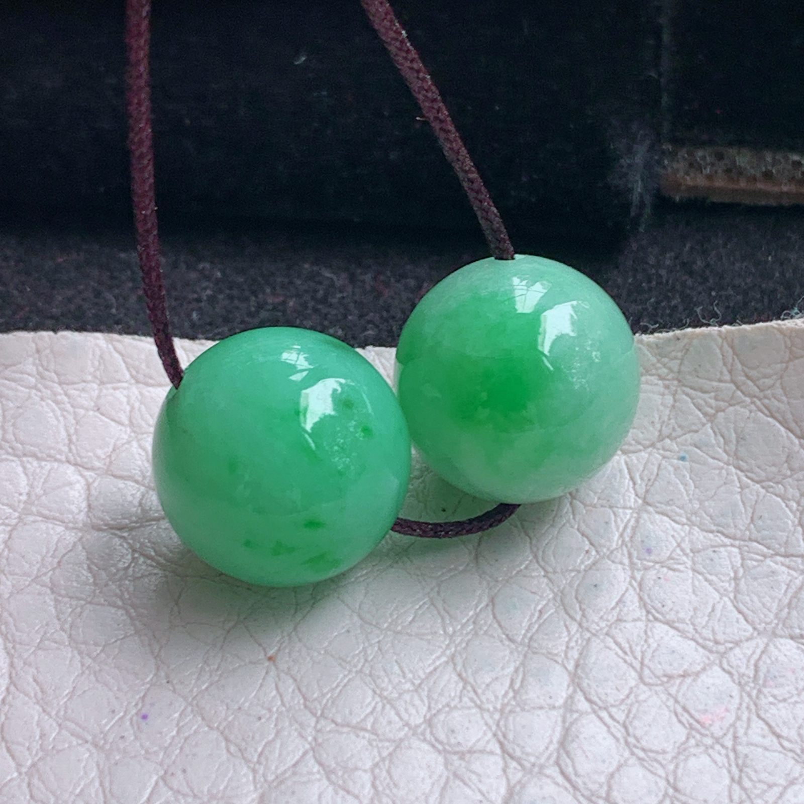 py实拍12mm 缅甸翡翠胶感饱满辣绿圆珠一对！