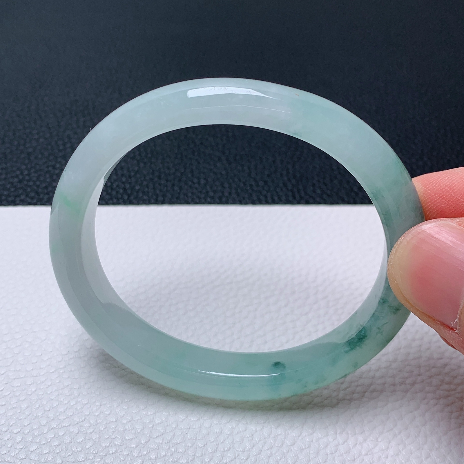 天然翡翠圈口54-55老坑冰透飘花贵妃手镯 玉质细腻 种水好 尺寸：55-47.5-10.2-7.1mm  M22