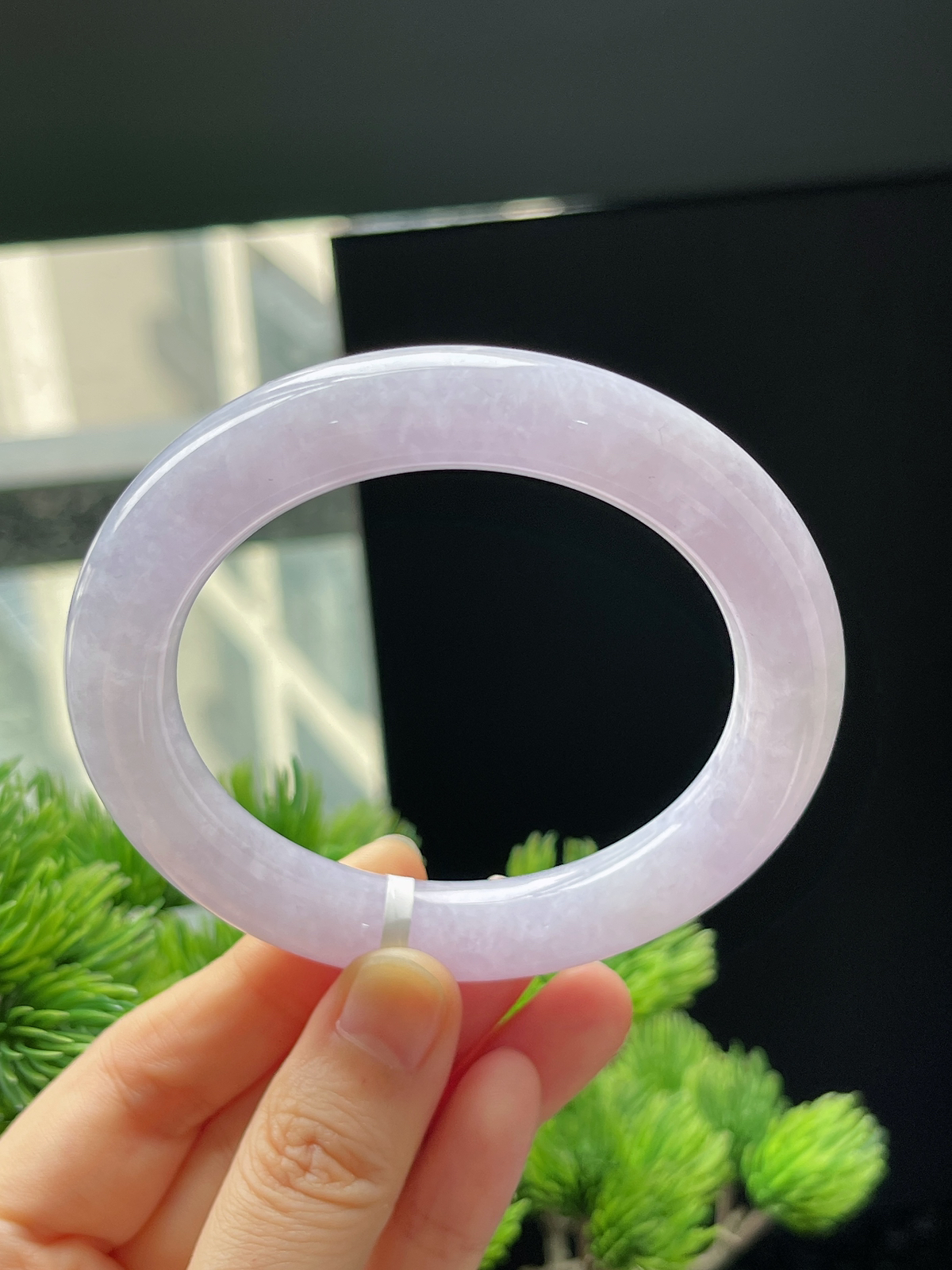 圆镯56.5圈口，翡翠糯化种淡紫色手镯