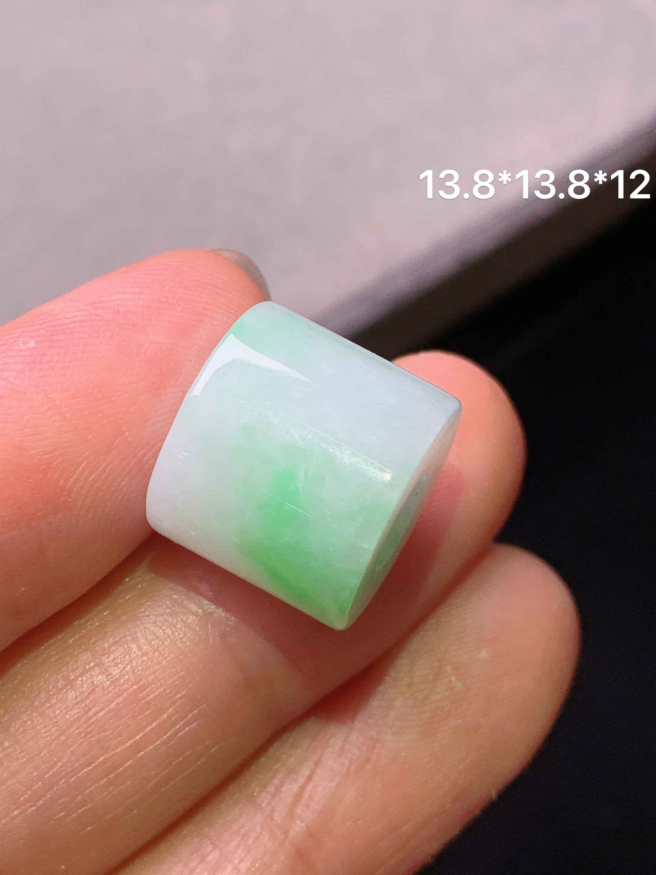 飘绿路路通吊坠 玉质细腻 色泽艳丽清新 水润亮眼 整体尺寸13.8*12h4