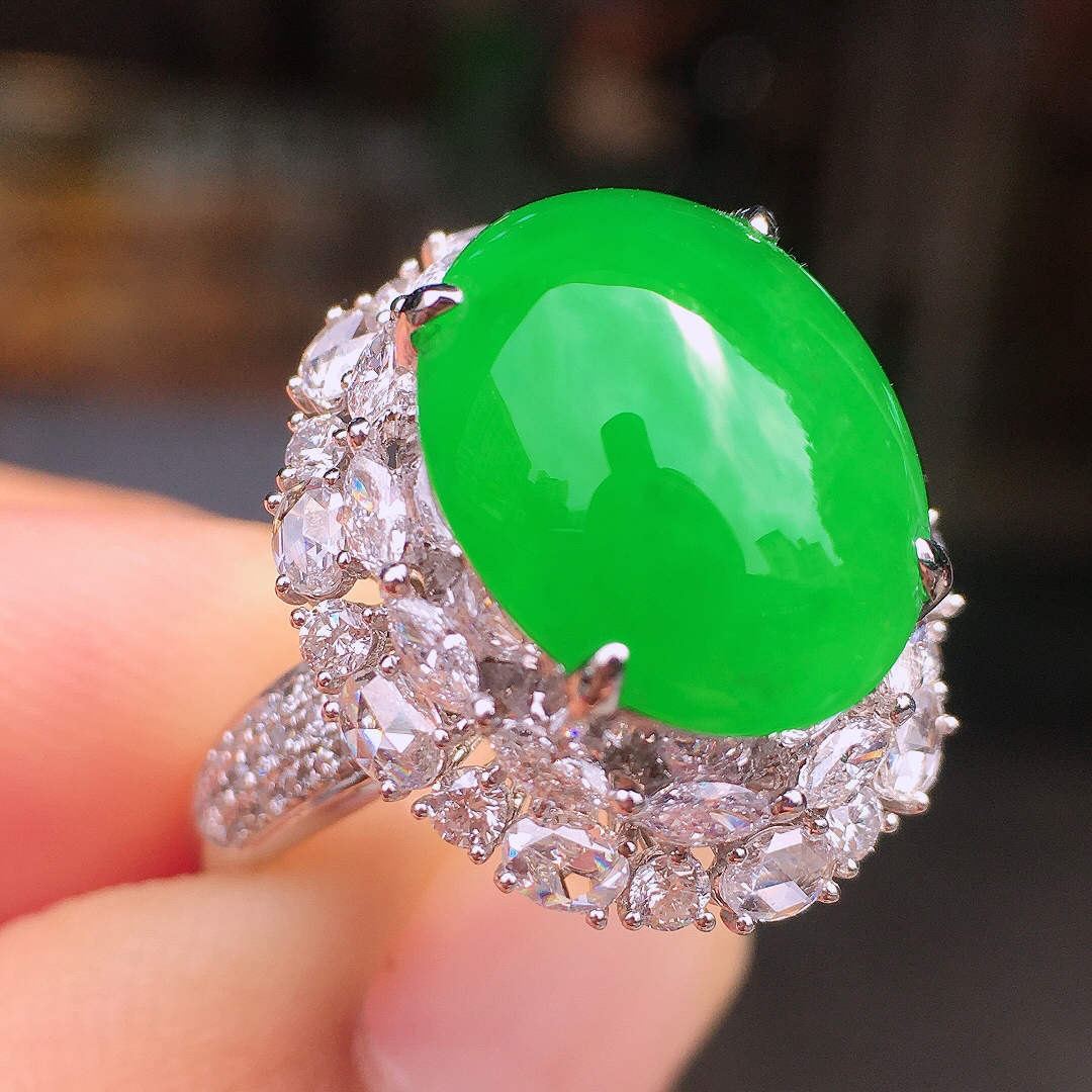 阳绿蛋面戒指，色泽均匀艳丽，玉质细腻，荧光感超
强，饱满圆润，尽显优雅气质，18k
金豪华镶嵌