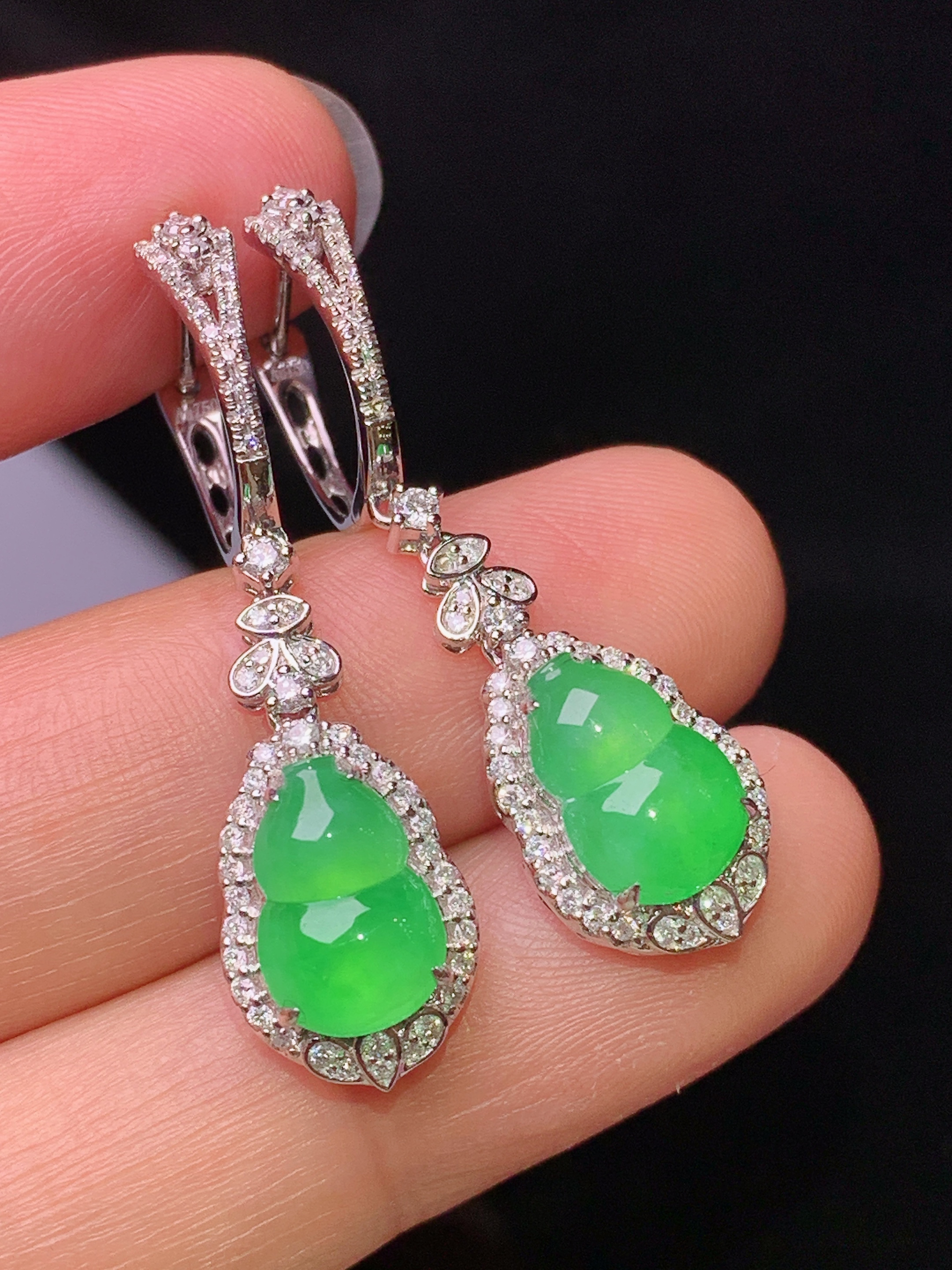 18k金钻镶嵌翠绿葫芦耳坠 玉质细腻 色泽艳丽清新 水润亮眼 整体尺寸36.5*9.7*7.2m5