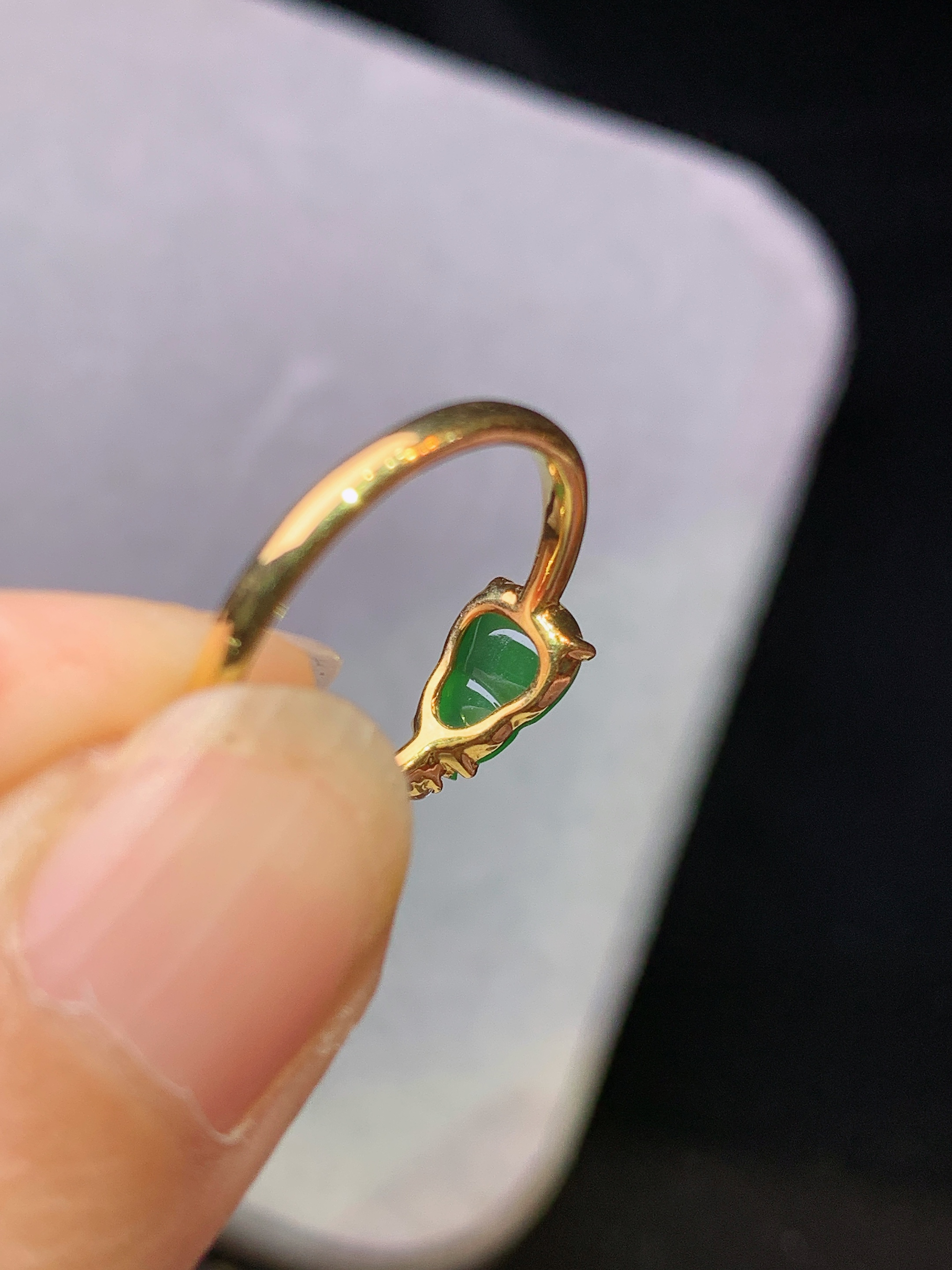 18k金钻镶嵌翠绿葫芦戒指 玉质细腻 色泽艳丽清新 水润亮眼 圈口10.5 裸石尺寸8.2*5.2*2yz