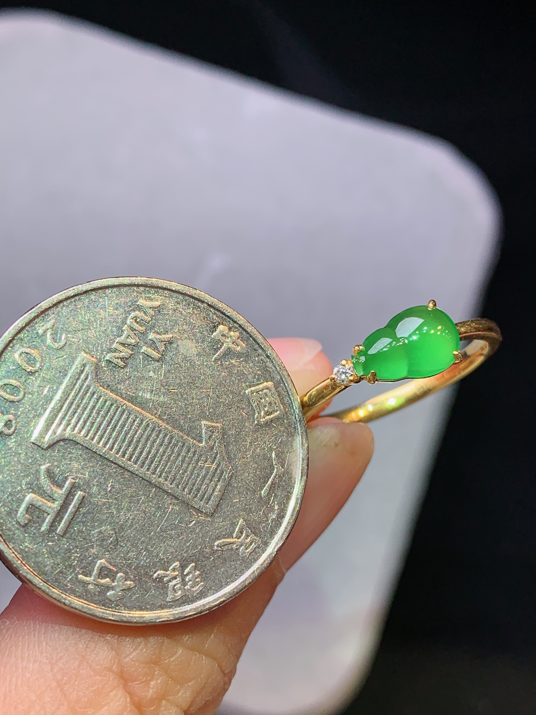 18k金钻镶嵌翠绿葫芦戒指 玉质细腻 色泽艳丽清新 水润亮眼 圈口10.5 裸石尺寸8.2*5.2*2yz
