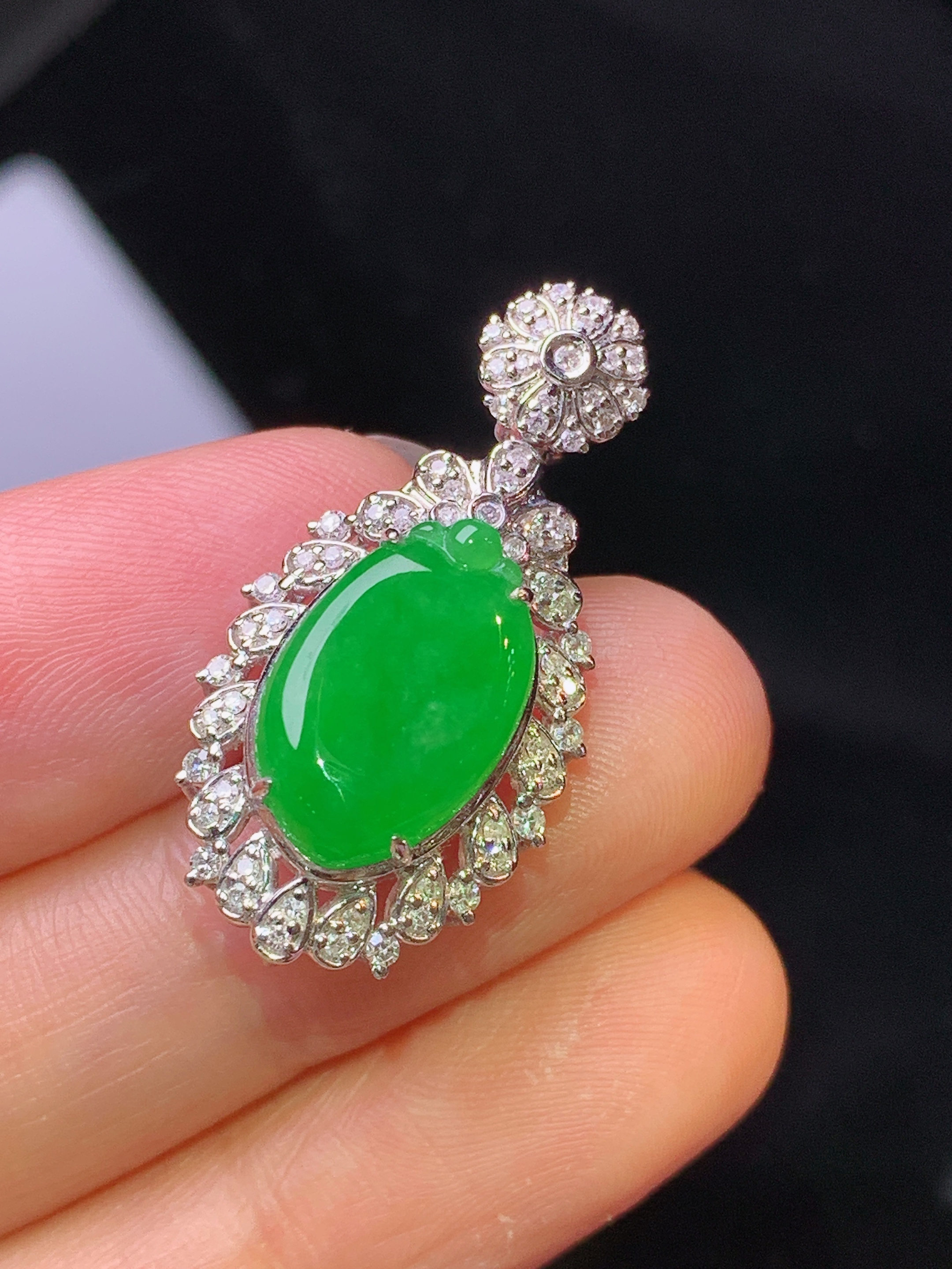 18k金钻镶嵌满绿福瓜吊坠 玉质细腻 色泽艳丽清新 水润亮眼 整体尺寸29*14.8*8.3c2