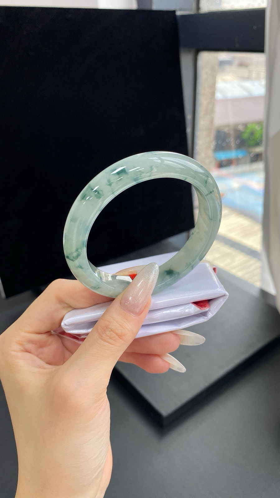 【飘花正圈手镯】
尺寸：57.6-11.8-8.4
自然光无滤镜，原图直出