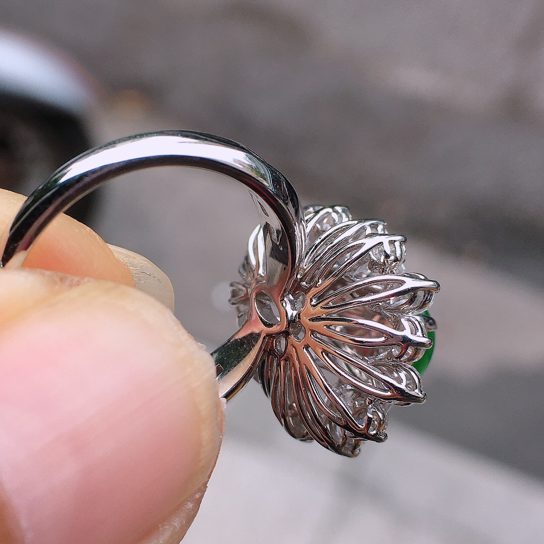 阳绿葫芦色泽均匀艳丽，玉质细腻，荧光感超
强，饱满圆润，尽显优雅气质，18k
金豪华镶嵌