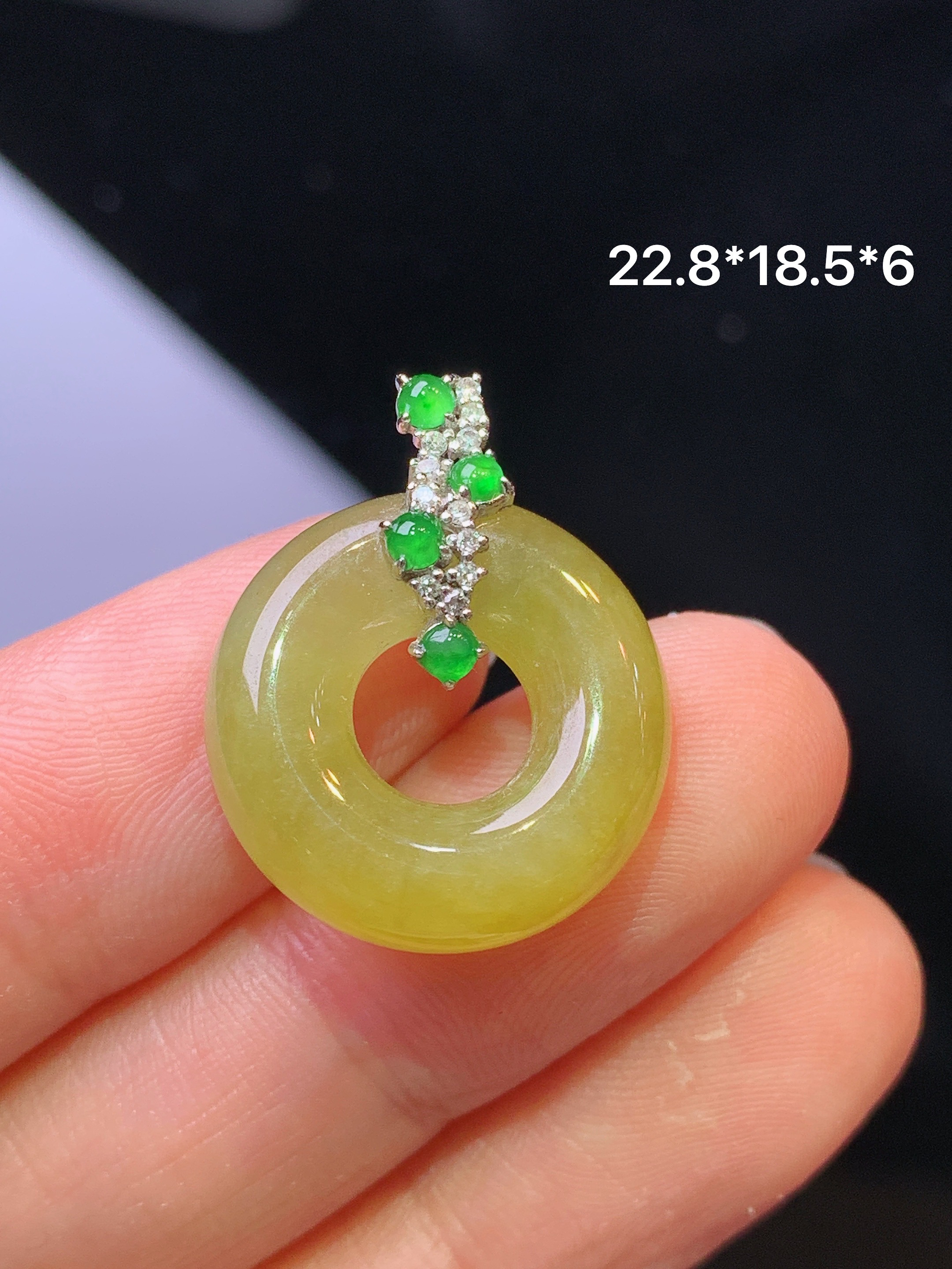 18k金钻镶嵌黄翡平安环吊坠 玉质细腻 色泽艳丽清新 水润亮眼 整体尺寸22.8*18.5*6b1