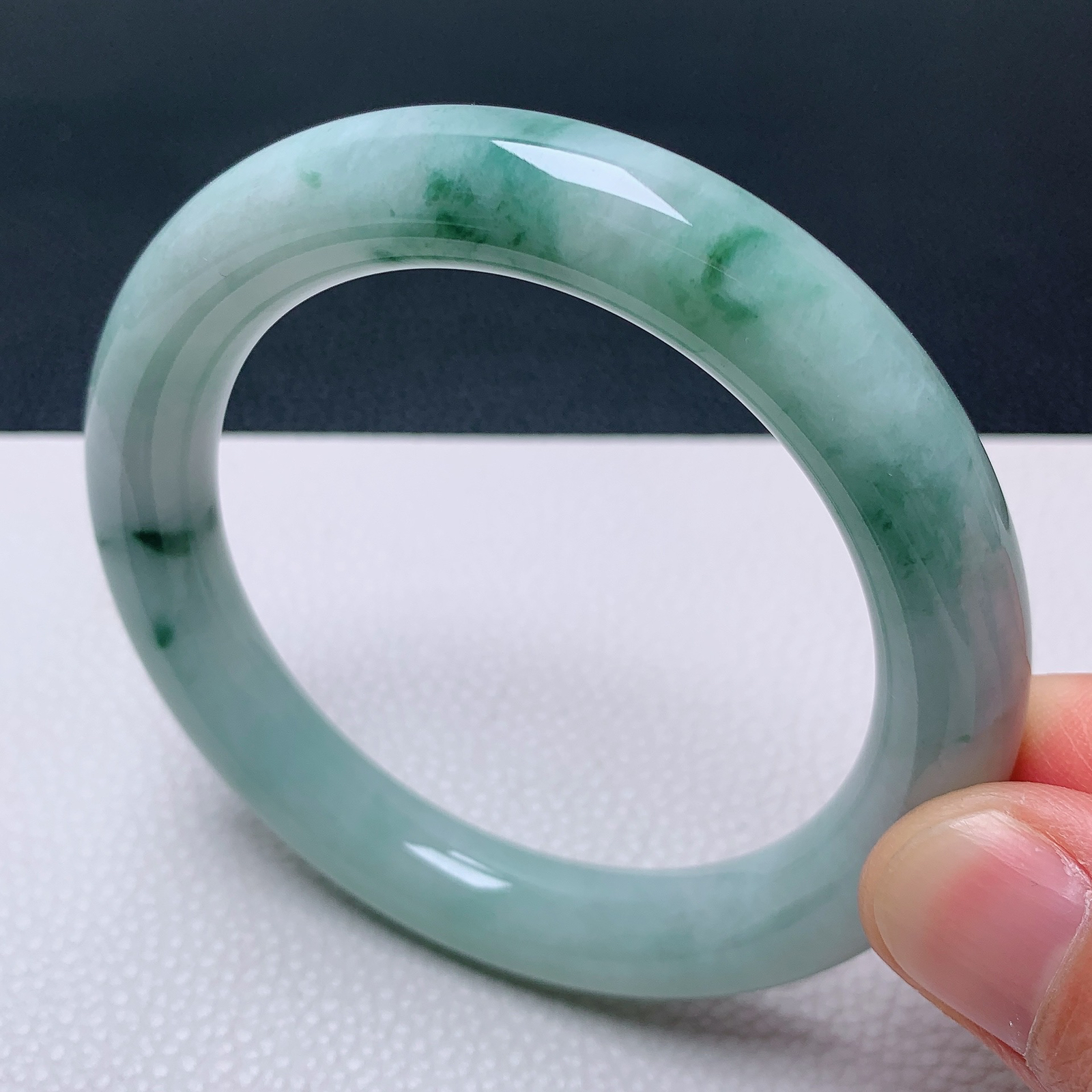 天然翡翠圈口58-59老坑飘花圆条手镯 玉质细腻 种水好 尺寸：58.3-10.6-10.6mm  