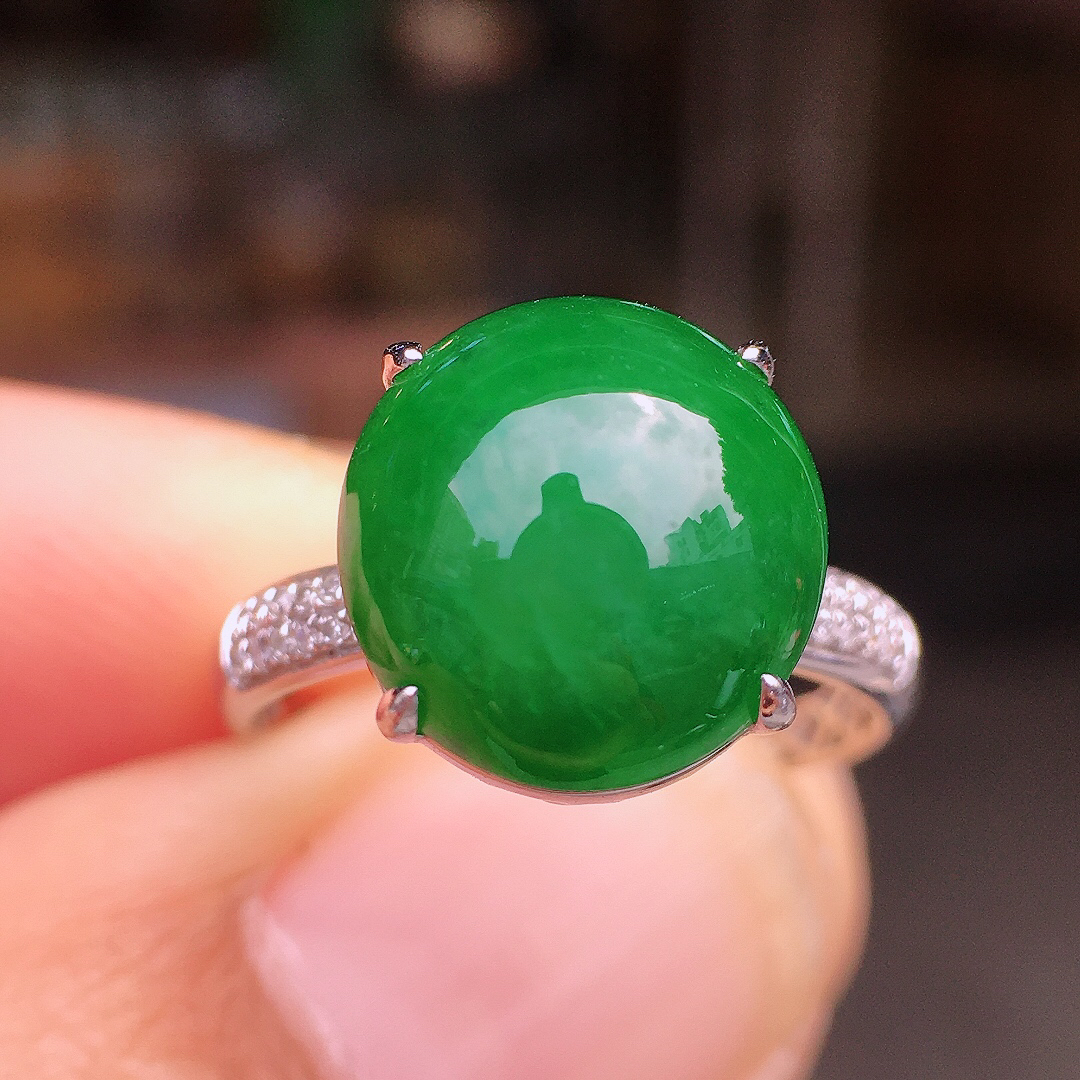 阳绿蛋面戒指，色泽均匀艳丽，玉质细腻，荧光感超
强，饱满圆润，尽显优雅气质，18k
金豪华镶嵌