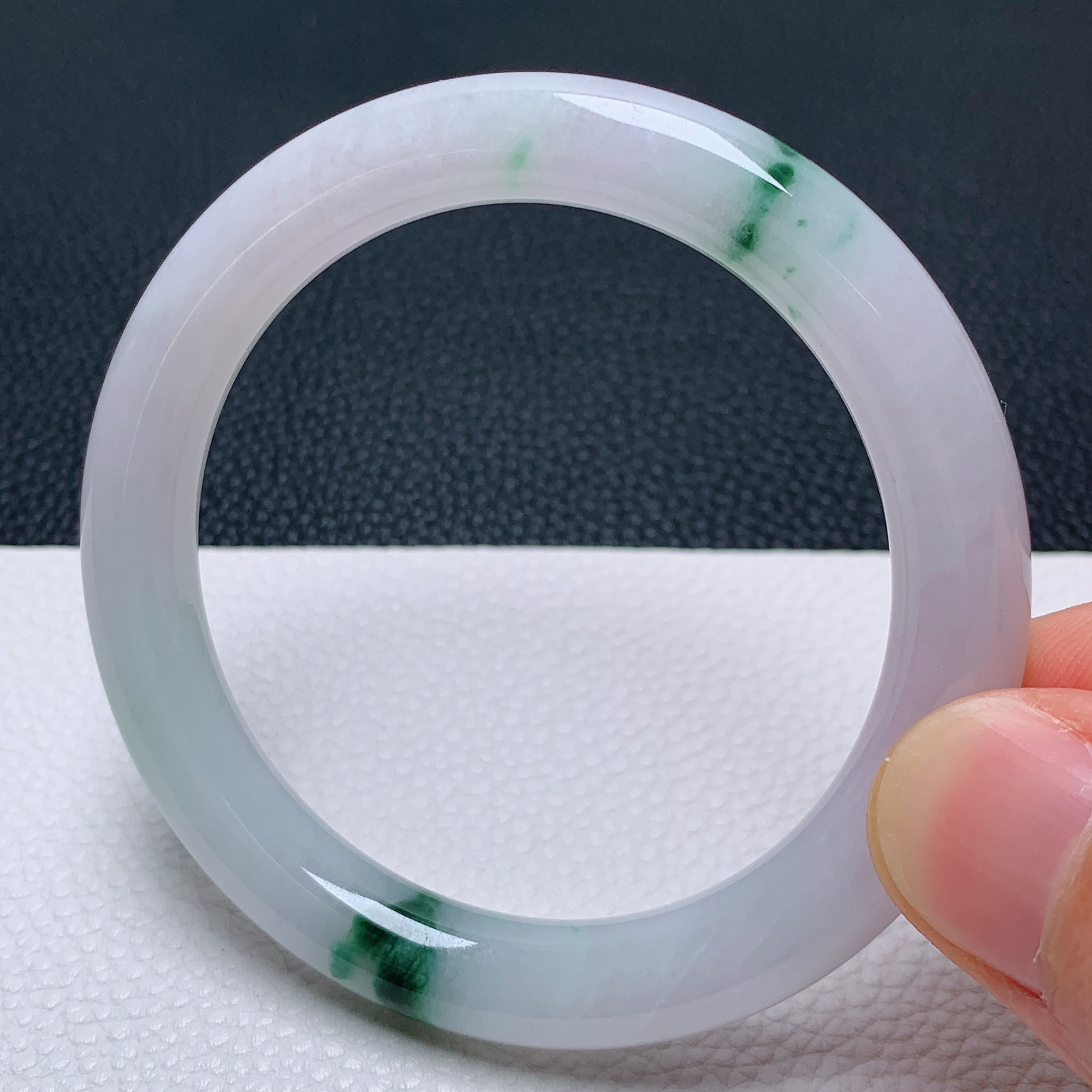 天然翡翠圈口52-53老坑飘花圆条手镯 玉质细腻 种水好 尺寸：52.5-8.8-8.5mm  M22