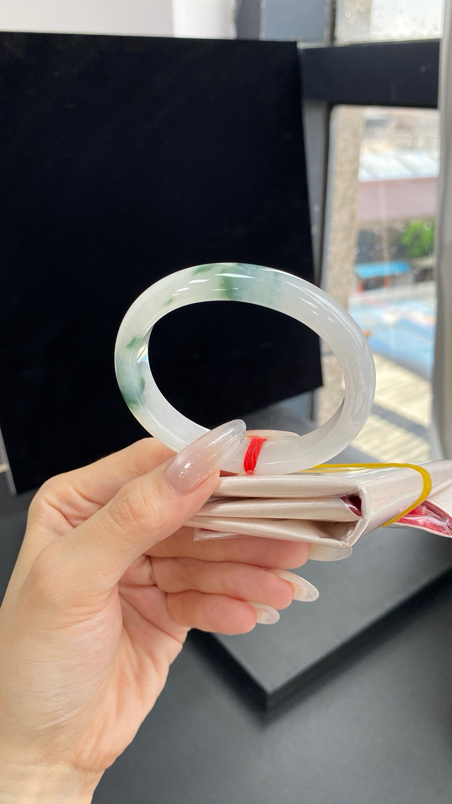 【飘花贵妃手镯】
尺寸：54.8-4.6-11.7-7.4
自然光无滤镜，原图直出