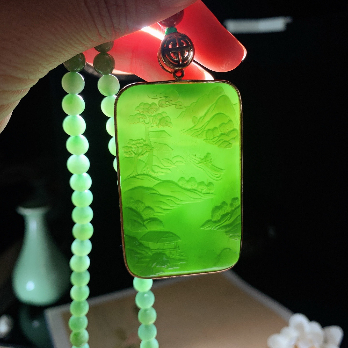和田玉925银阳绿俄罗斯碧玉山水怡情牌子挂件。尺寸58/37/10重95克 玉质细腻油润 底色纯净 脂粉好，品质好。lt260328