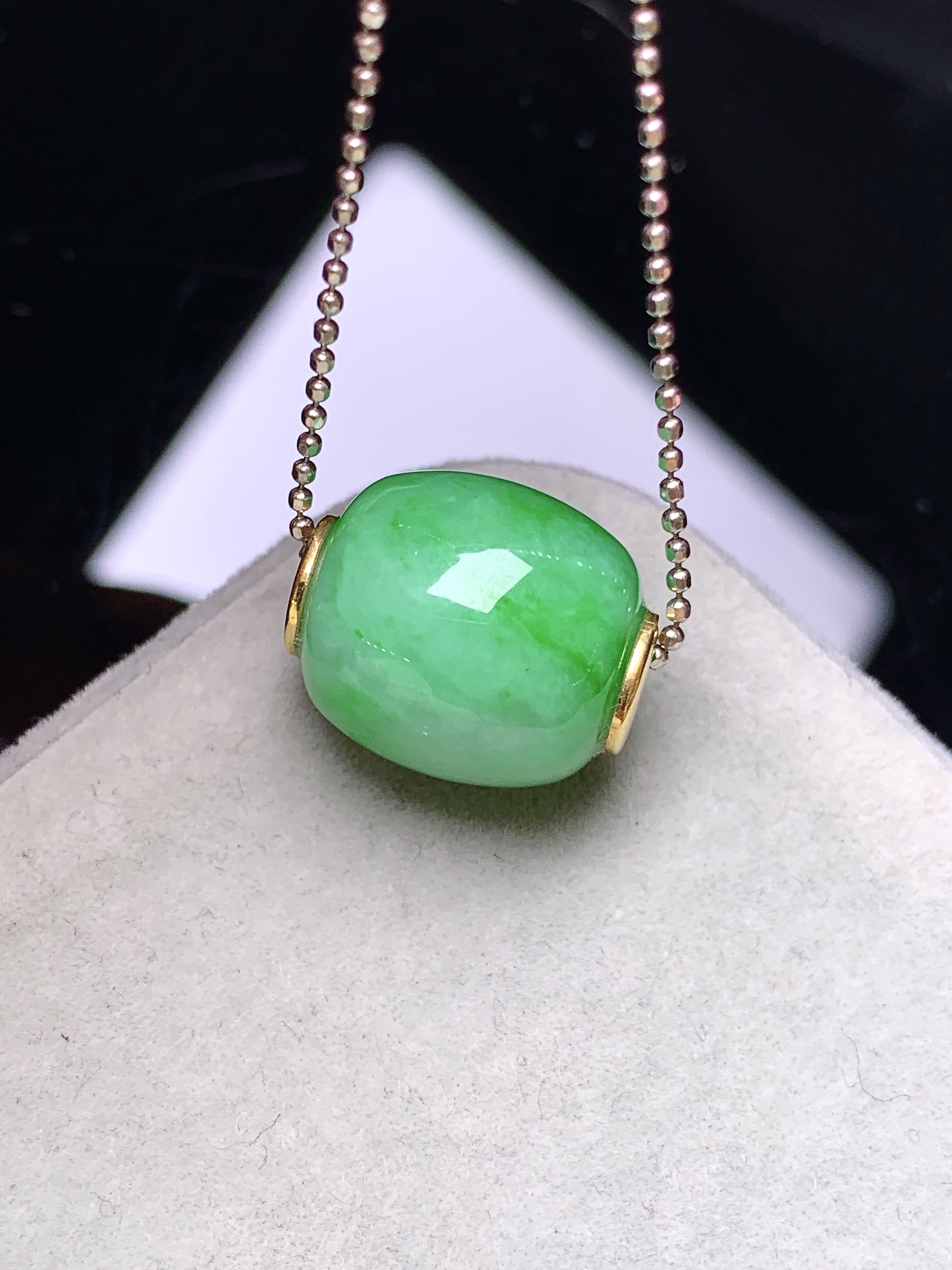 18k金镶嵌翠绿路路通吊坠 玉质细腻 色泽艳丽清新 水润亮眼 整体尺寸12.3b1