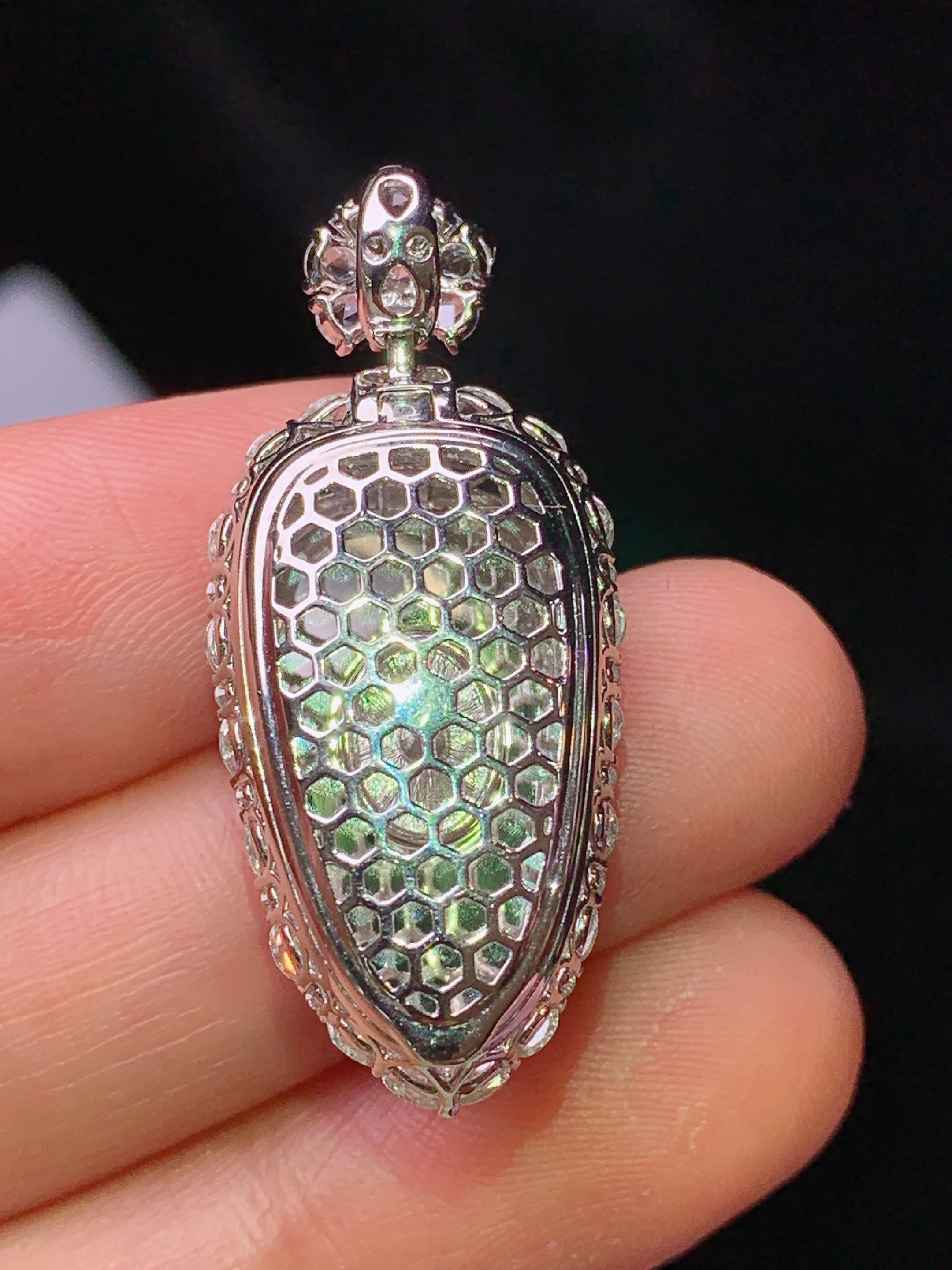 18k金钻镶嵌翠绿树叶吊坠 玉质细腻 色泽艳丽清新 水润亮眼 整体尺寸34.5*15*8.8m5