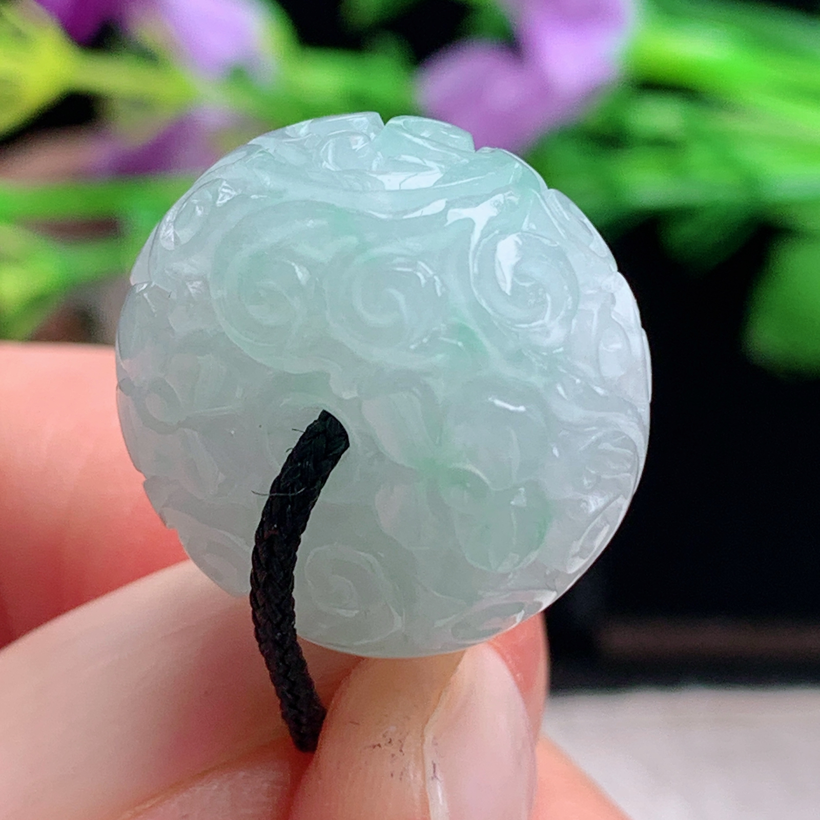 py实拍20*11.8缅甸翡翠冰润飘绿面包扣 玉扣玉吊坠 玉挂件