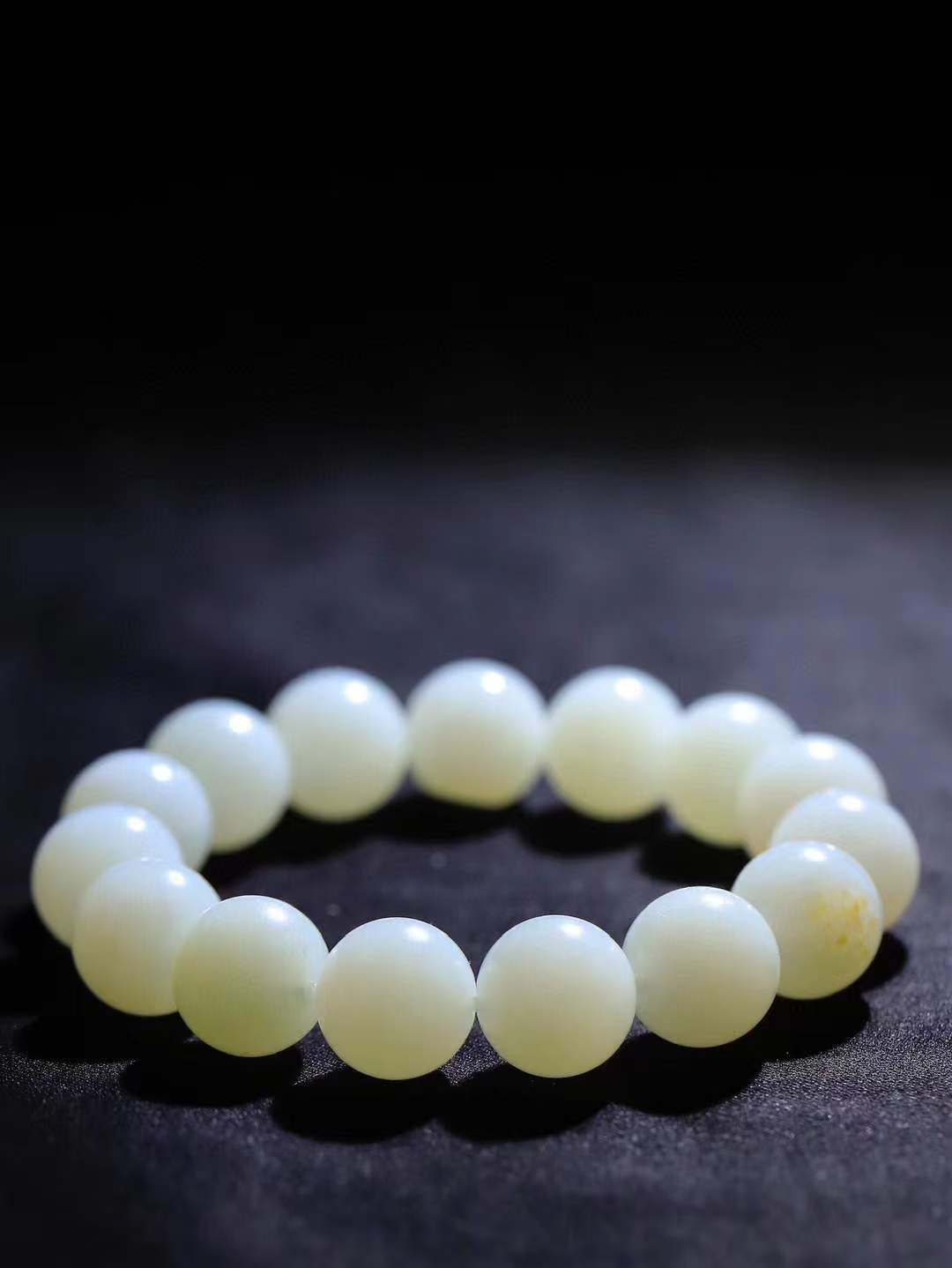 【珠圆玉润.手串】

精品和田玉白玉珠圆玉润手串 玉质温润细腻  整串打磨圆润，佩戴舒适。珠珠落玉盘，间关莺语花底滑，一生美好时光，无论身在何处，都有它相伴相守。事事顺遂，幸福美满，吉祥如意。重63克 尺寸取一14mm  79352978A