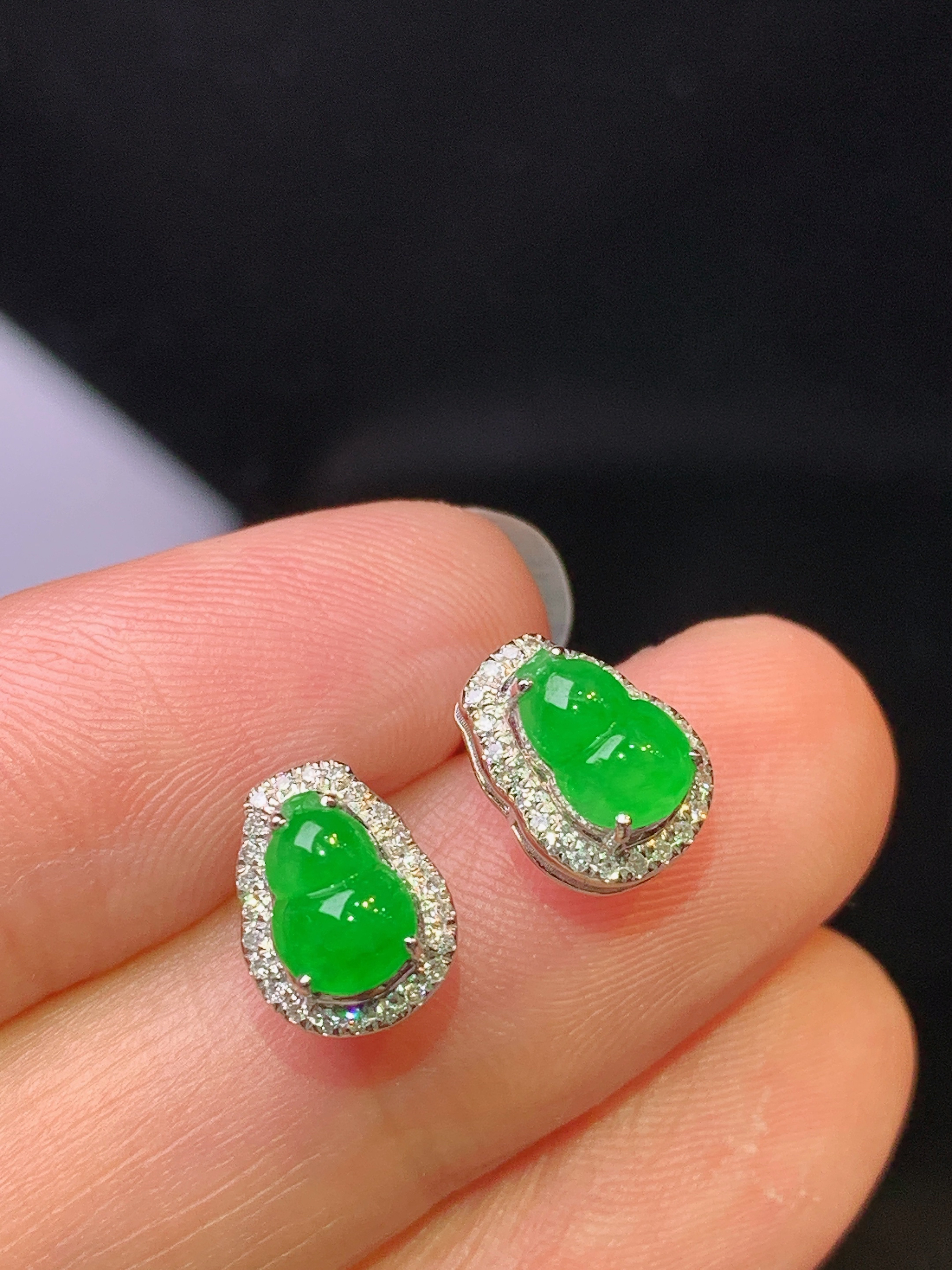 18k金钻镶嵌满绿葫芦耳钉 玉质细腻 色泽艳丽清新 水润亮眼 整体尺寸9.3*7*5.6f1