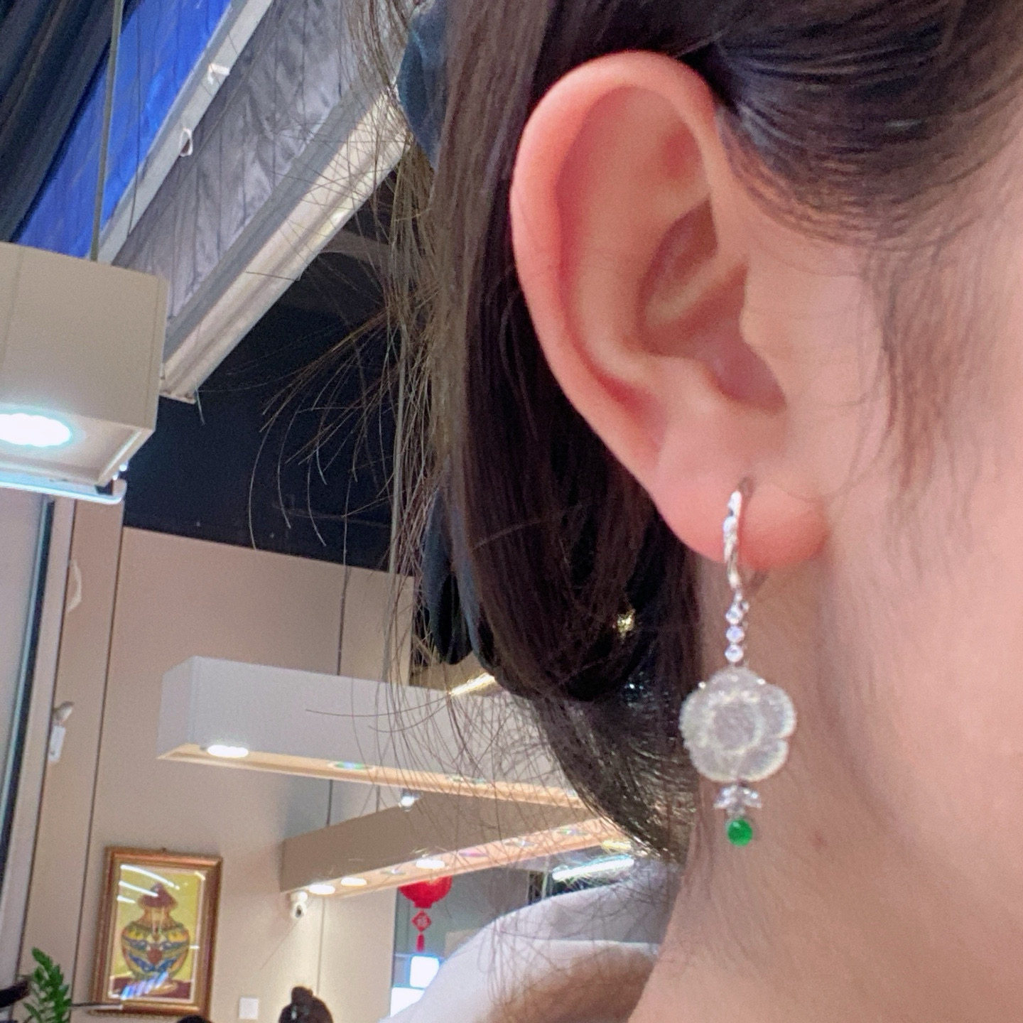 冰种好运连连耳坠 
遇上莲花，醉了这一夏
清新脱俗的气质，经典百搭，18k金镶嵌
尺寸如图一  实物更美～