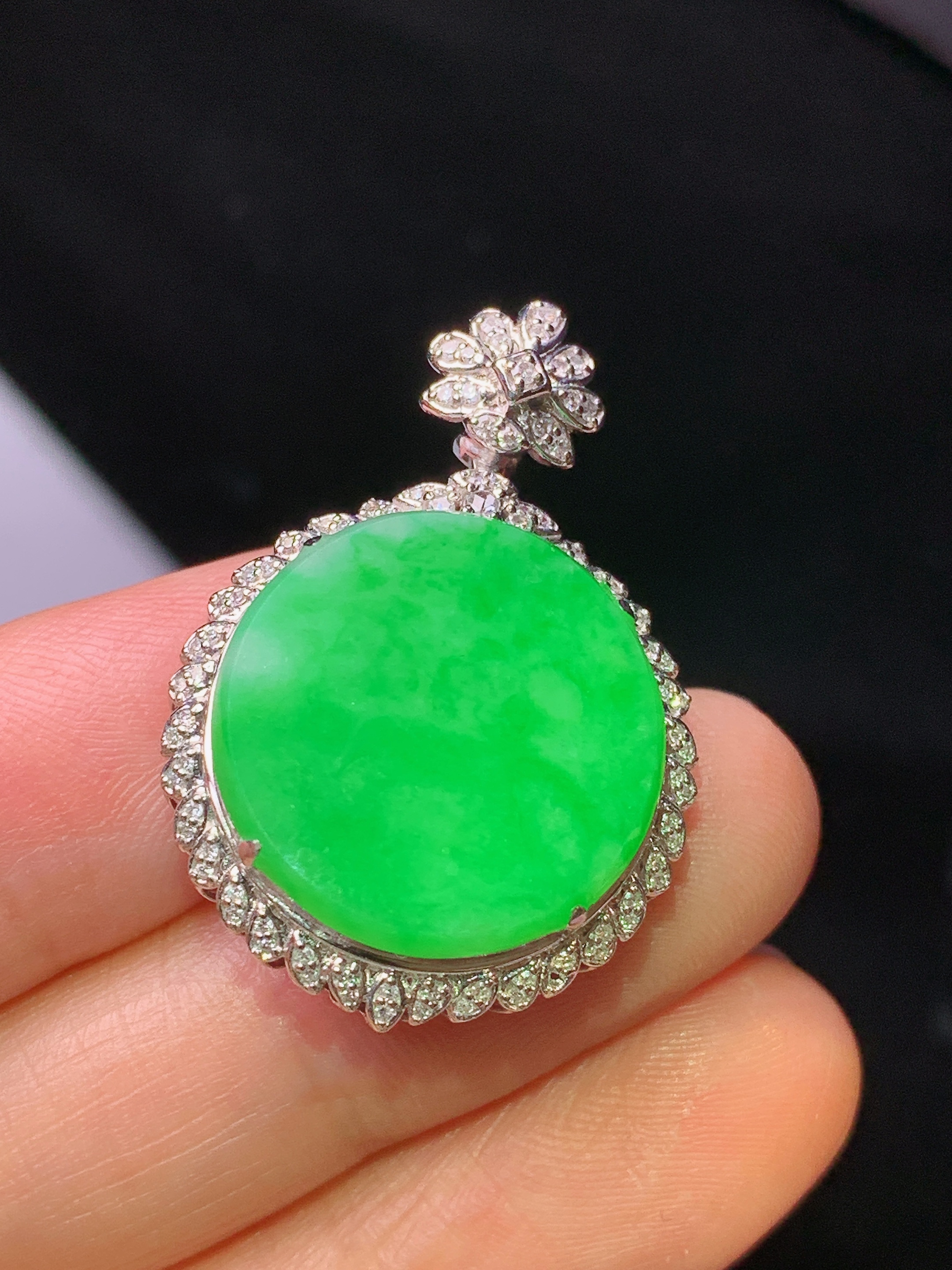 18k金钻镶嵌翠绿圆牌吊坠 玉质细腻 色泽艳丽清新 水润亮眼 整体尺寸31*21.5*8.3y4