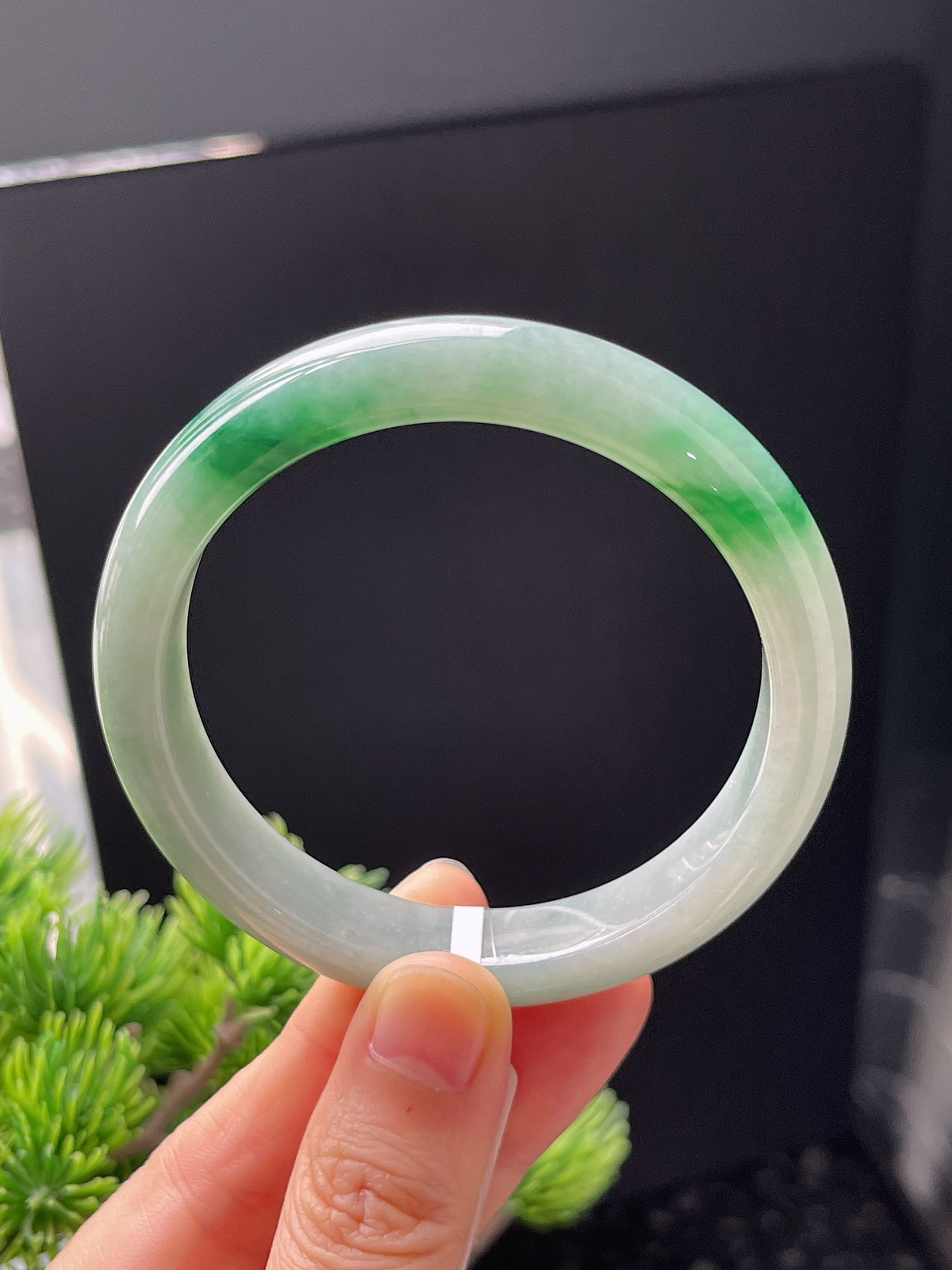 正圈55圈口，翡翠糯化种飘绿手镯