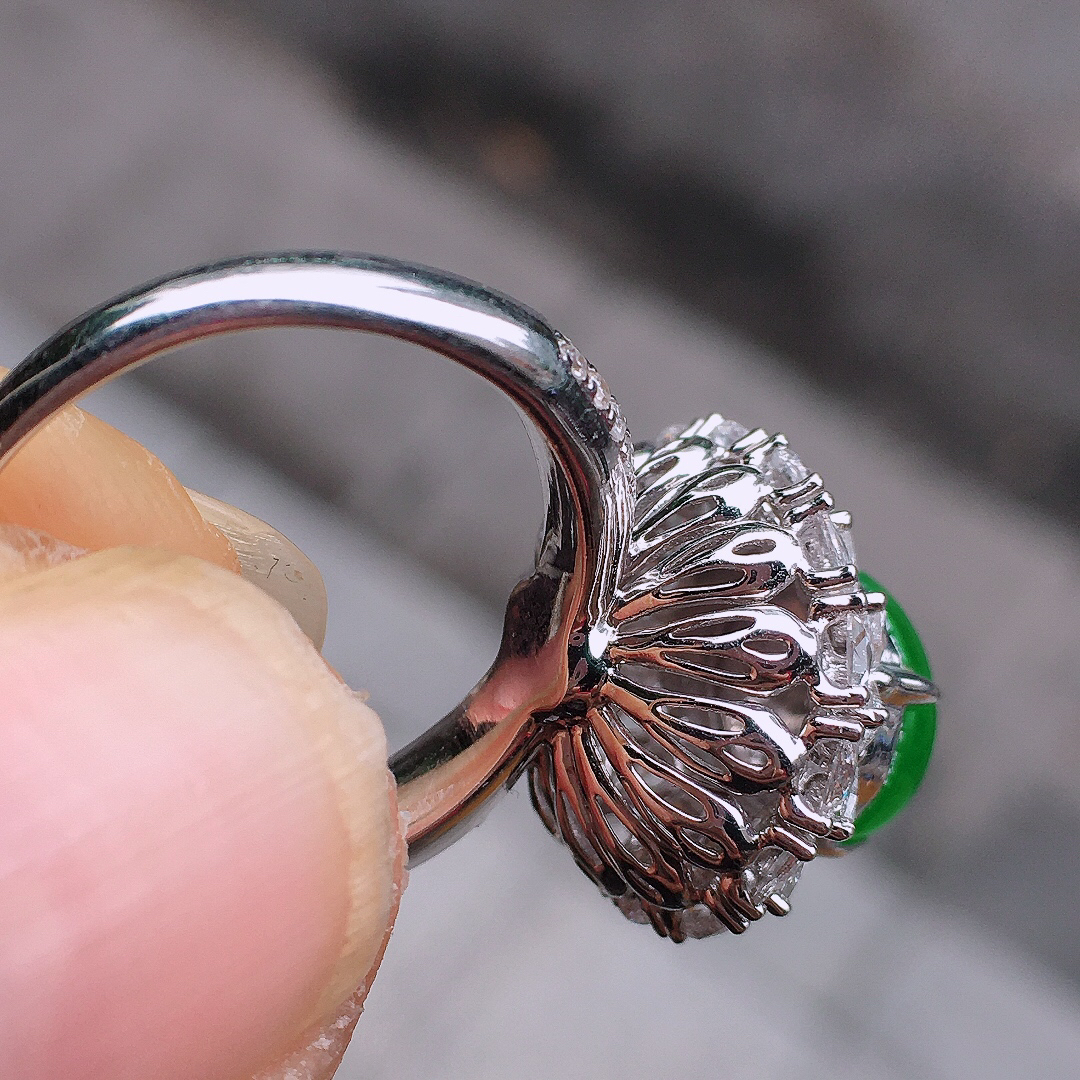 阳绿蛋面戒指，色泽均匀艳丽，玉质细腻，荧光感超
强，饱满圆润，尽显优雅气质，18k
金豪华镶嵌