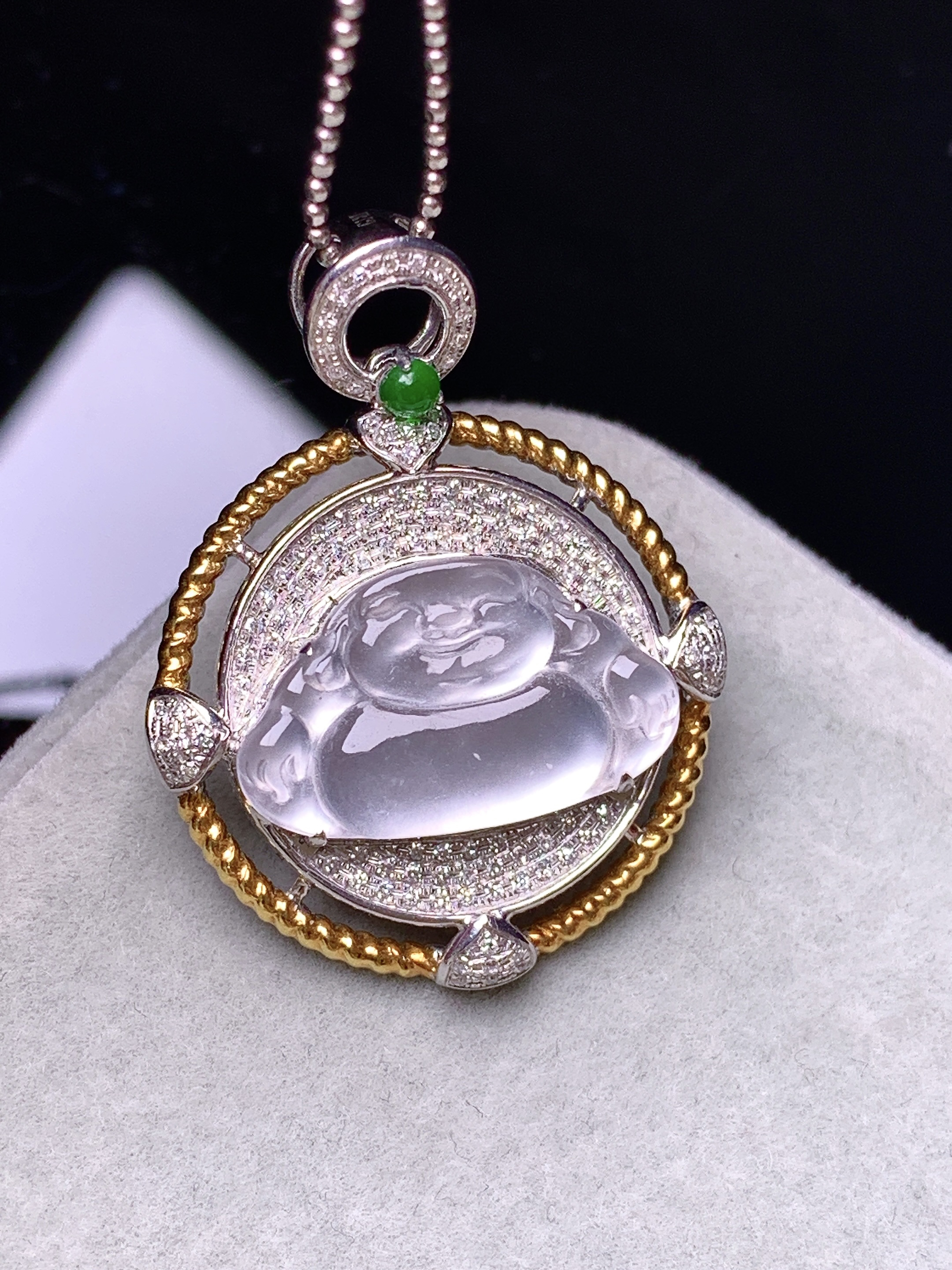 18k金钻镶嵌冰种佛公吊坠 玉质细腻 色泽艳丽清新 水润亮眼 整体尺寸31*23.5*5.7y4