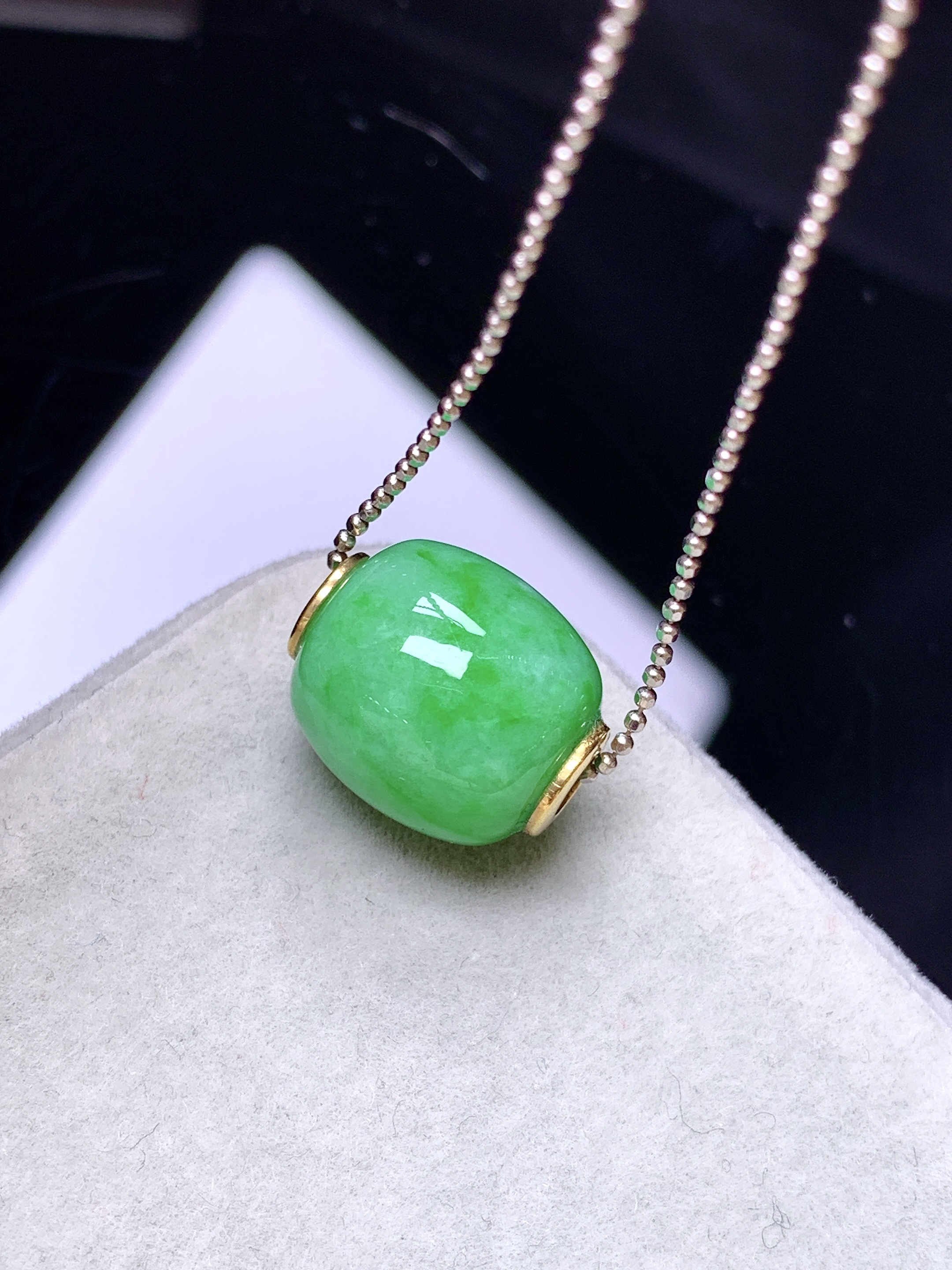 18k金镶嵌翠绿路路通吊坠 玉质细腻 色泽艳丽清新 水润亮眼 整体尺寸12.3b1