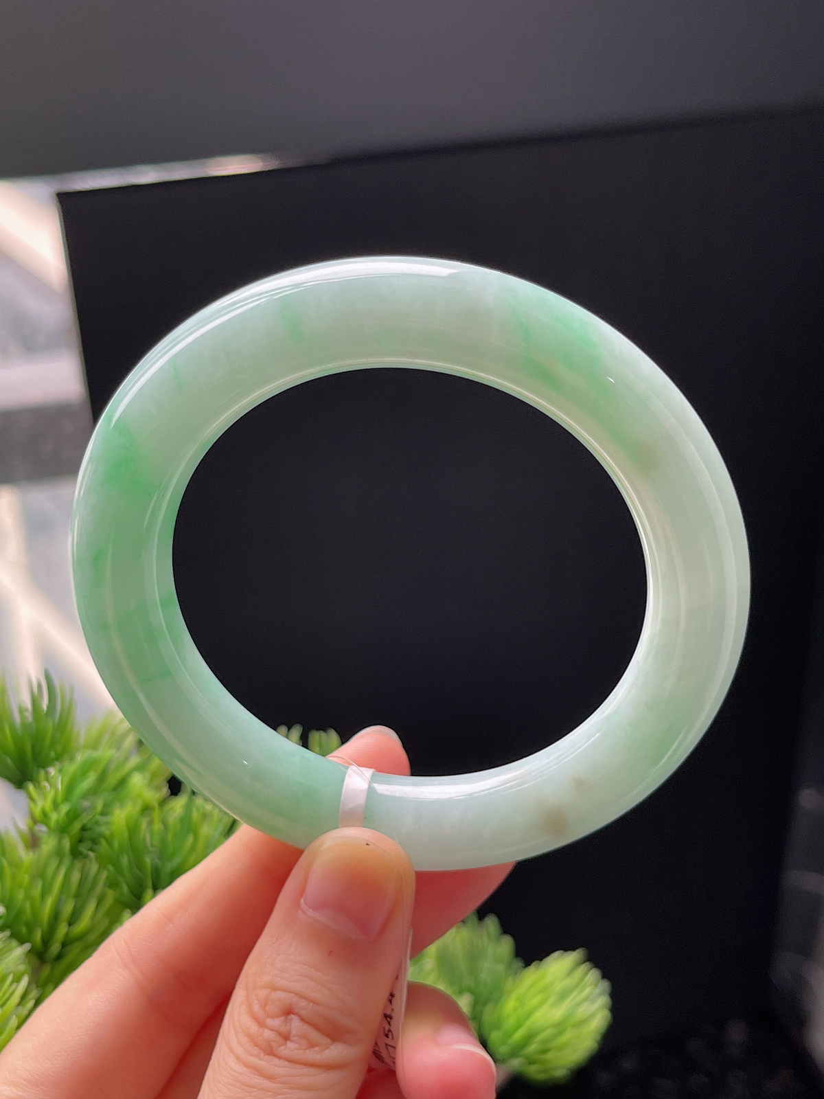 圆镯54.4圈口，翡翠糯化种飘绿手镯